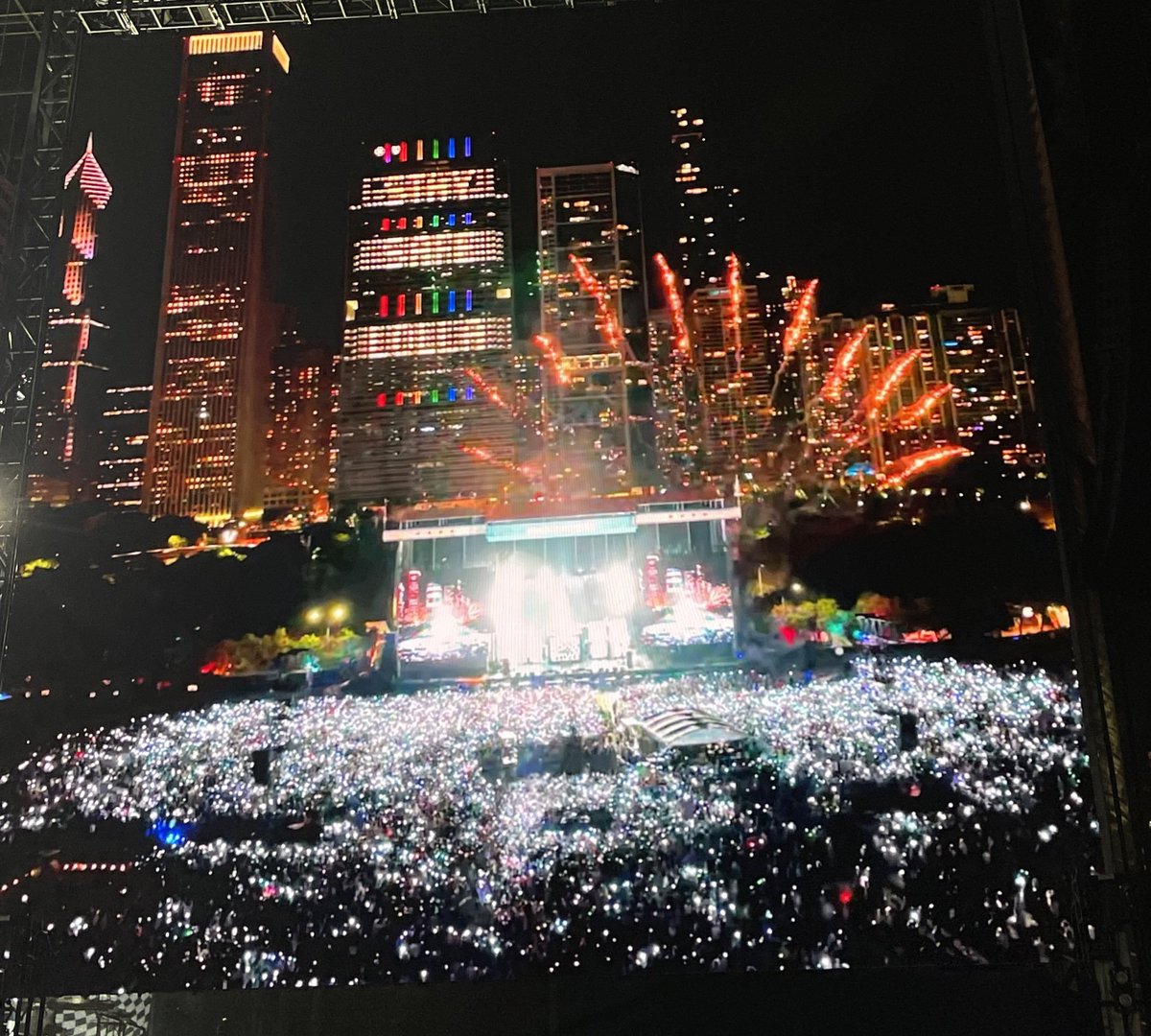 One year ago, Chicago was lit up like a diamond with Jung Hoseok
#jhope #1YearOfHobipalooza