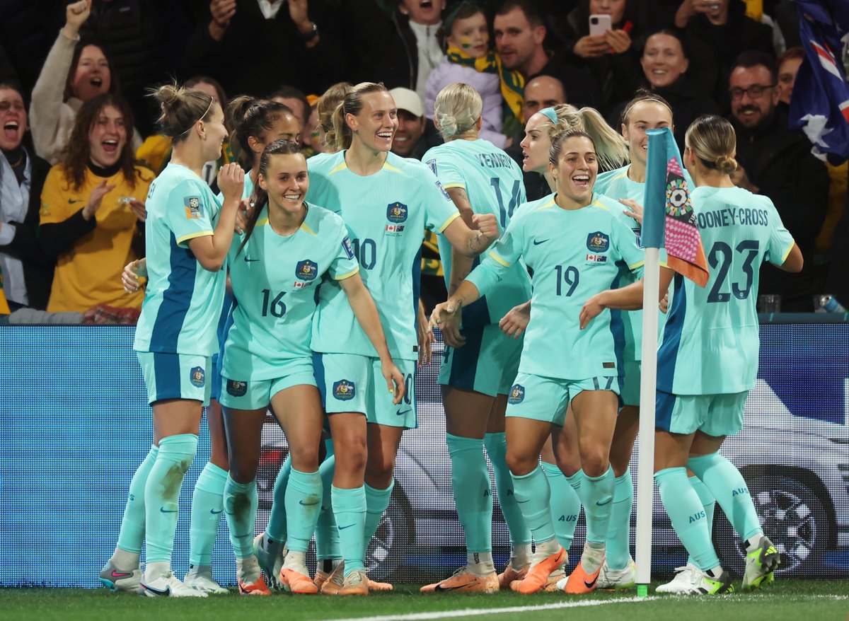 𝘌𝘮𝙗𝙧𝙖𝙘𝙚𝘥 the moment 🎀

#Matildas #FIFAWWC #TilitsDone <a href="/HayleyRaso/">Hayley Raso</a>
