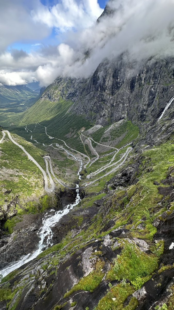 olmangsfrans's tweet photo. Hade tur med vädret. #trollstigen #nottoshabby #viewpoint #norge https://t.co/bmvttI7gnK