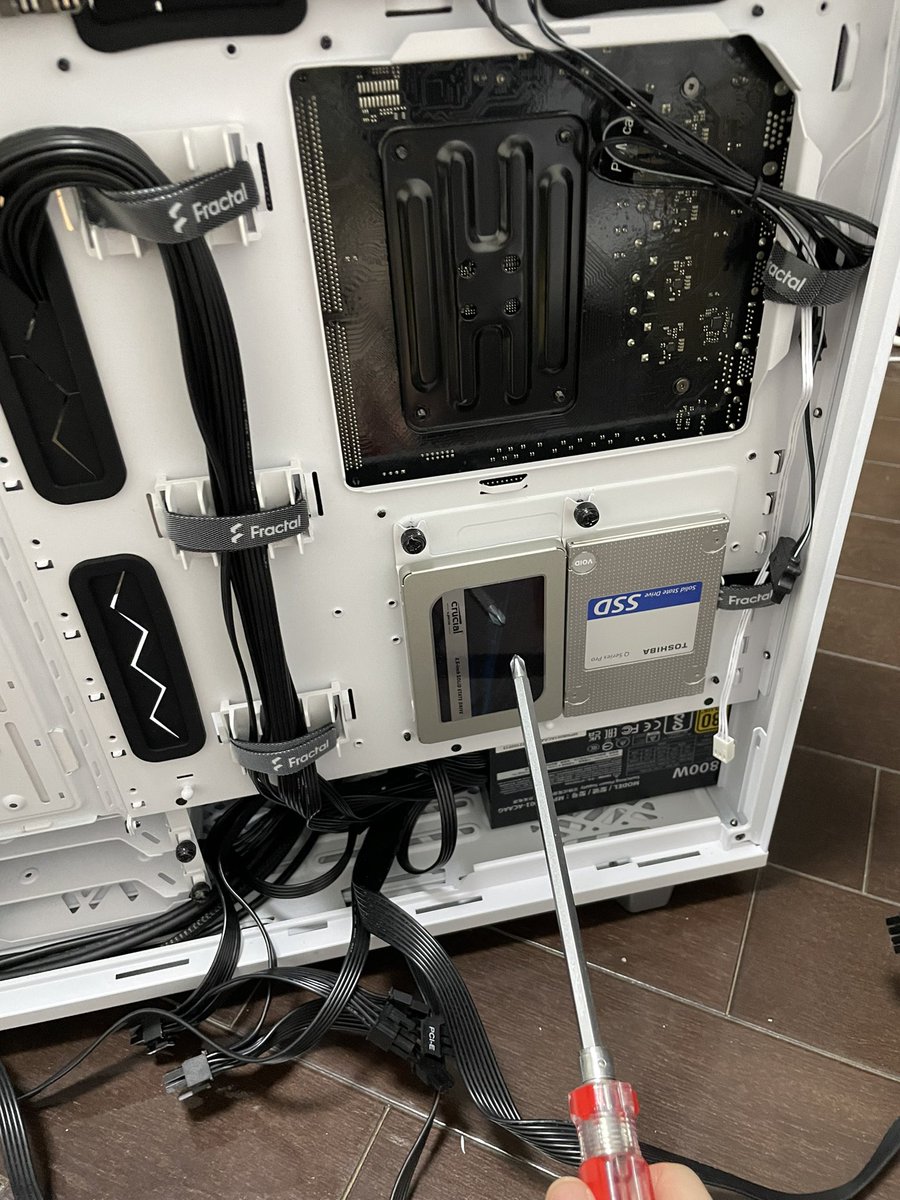Jeli_wntrmute's tweet photo. 新しいpcケース(#Define7 )買ったので、組み直しました
サイドパネルもトップパネルもワンタッチで外せる、私は空冷だけど大型ラジエーターもつけられるサイズ
ドライブもたくさんつけることが出来るので拡張性がすごい◎
ちなみに5.25インチベイもつく!
#FractalDesign #自作PC https://t.co/CzwqzN2Aw8
