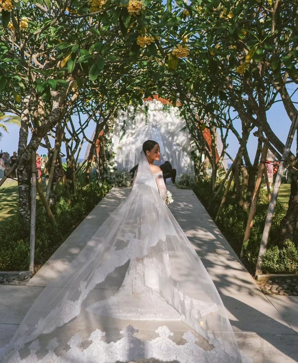 dwumple's tweet photo. YOU LOOK SO BEAUTIFUL IN WHITE 🎶 https://t.co/QADnskEjDj