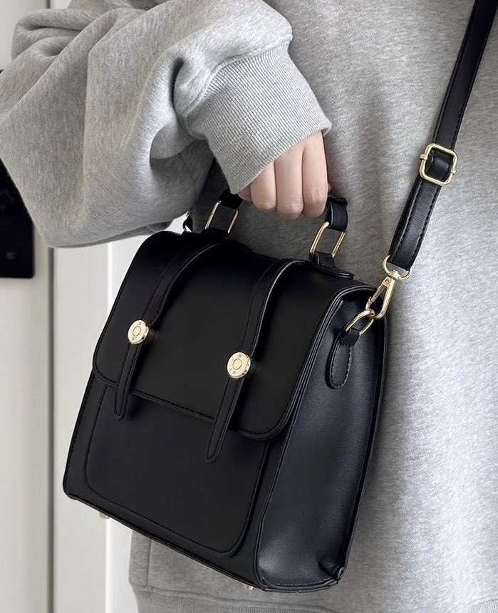 อมก ตามหาจนเจอ;-; กระเป๋าที่ crossbody ได้ แถมสะพายไหล่สะพายหลังแบบเป้ได้ด้วย ใบไม่ใหญ่เกินแต่จุของได้เยอะ ร่ม ทศ หนังสือ pwb ใส่ได้สบาย มีช่องจัดระเบียบ 4 ช่องจุใจ ที่สำคัญงานสวยตรงปก แค่สองร้อยเองง่ะᐡ•͈ ·̭ •͈ᐡ✨