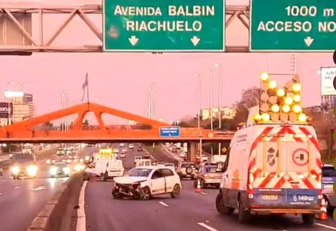 solotransito's tweet image. Siguen las #Demoras en la Av. #GralPaz altura Zapiola, frente al estadio de #Platense.
💥Hubo 4 #Choques entre Zapiola y #Panamericana, afectando ambos sentidos. 

Además, un camión chocó al puente ferroviario de Miguelete, mano hacia el Riachuelo. Via @WalterVerst