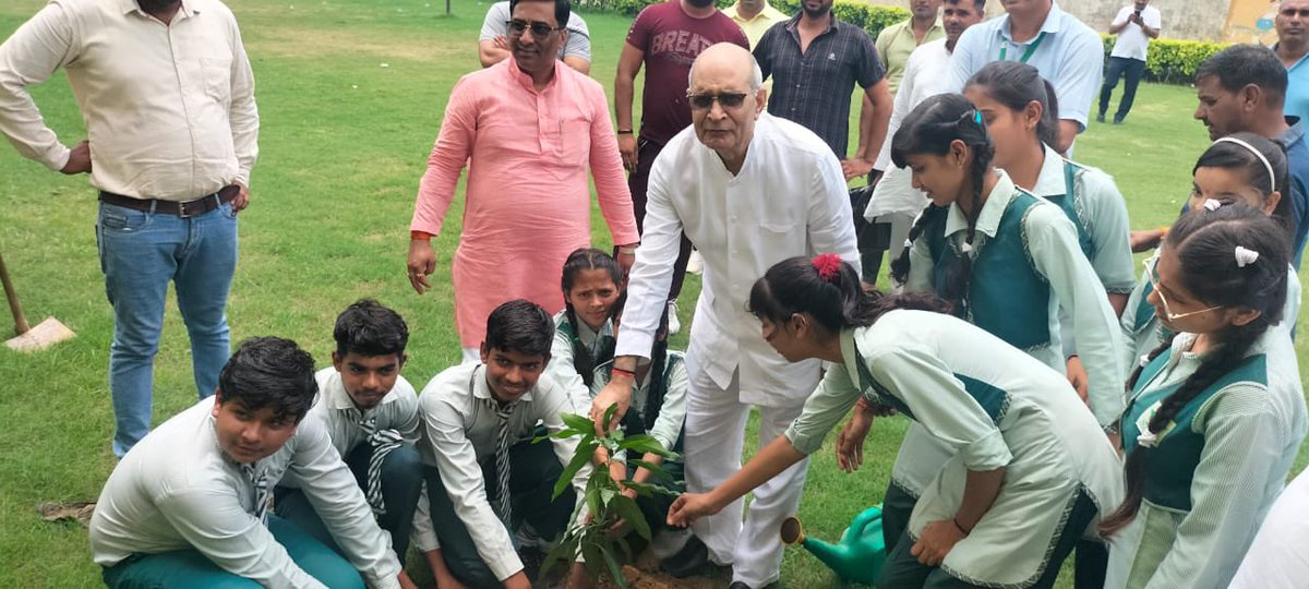 bhati_narendra1's tweet photo. वृक्षारोपण एक महत्वपूर्ण सामाजिक और पर्यावरणीय अभियान है, जो हमारे समृद्ध भविष्य के लिए एक महत्वपूर्ण कदम है। हम सभी सहयोग करके हरियाली को बढ़ाने में योगदान दें।
वृक्षारोपण Eagle public school साँवली,सिकंदराबाद,बुलन्दशहर
#Plantaion #sikandrabad #MLCBSHR @indiaG20_2023
@BJP4India 
@BJP4UP