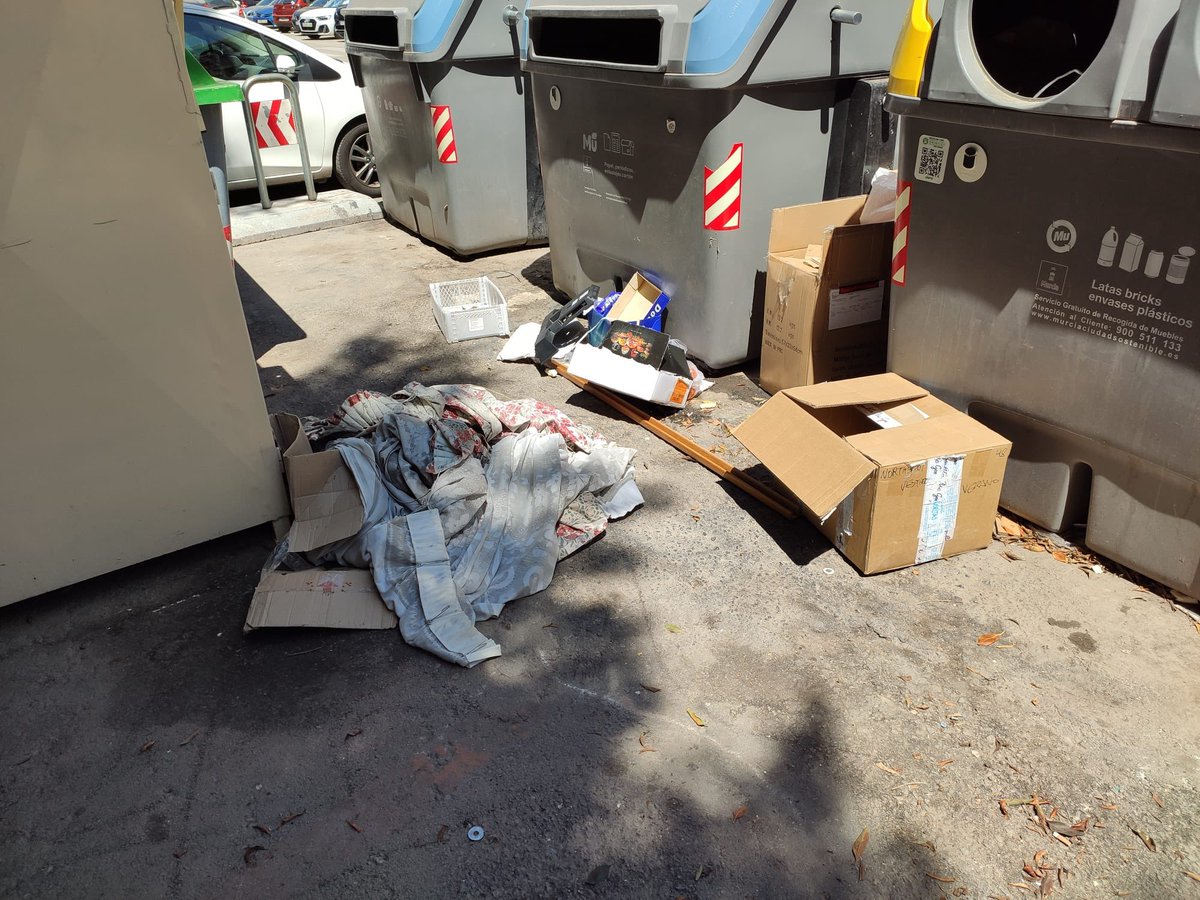 CarmenFructuos4's tweet photo. Cuando decimos que el #planrecupera del PP es puro postureo es por algo.
Este es el estado de dejadez, suciedad y abandono que presentan nuestros barrios y pedanías.
Contador en marcha ⏱.
#SanAntón https://t.co/Q47rktC0SV