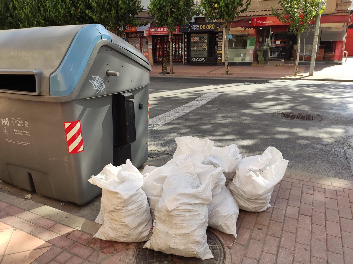 CarmenFructuos4's tweet photo. Cuando decimos que el #planrecupera del PP es puro postureo es por algo.
Este es el estado de dejadez, suciedad y abandono que presentan nuestros barrios y pedanías.
Contador en marcha ⏱.
#SanAntón https://t.co/Q47rktC0SV