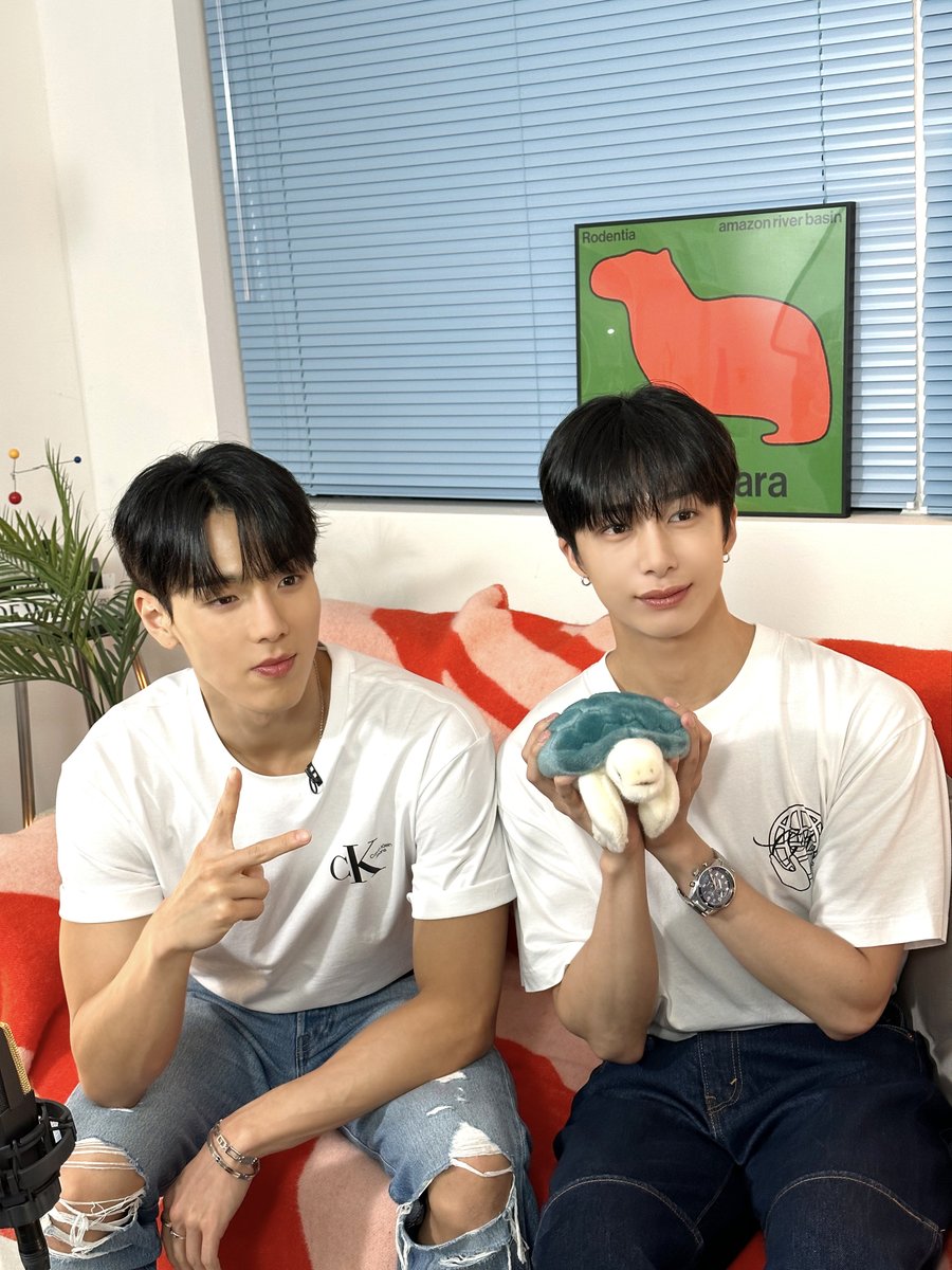 SpotifyKR's tweet photo. 몬젤웃 최강 조합 셔누X형원의 
비하인드 사진과 폴라로이드 이벤트💌

스포티파이를 팔로우하고, 라디오톡 중 좋았던 
노래와 이유를 인용으로 알려주세요!
🎧https://t.co/CfOBBurCQs

추첨을 통해 싸인 폴라로이드를 선물합니다🧡
기간: ~8/6 (개별 DM 발표)
@OfficialMonstaX #스포티파이 #라디오톡