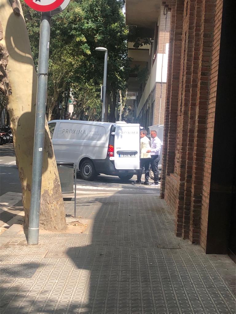 Els voltors del #tramatori bloquejant el carrer …. de nou. La realitat va donant la raó a les al•legacions presentades pel veïnat i que ⁦<a href="/bcn_ajuntament/">Ajuntament de Barcelona</a>⁩ no va voler escoltar. ⁦<a href="/GUBBarcelona/">Guàrdia Urbana Barcelona</a>⁩ ⁦<a href="/BCN_SantsMont/">Districte de Sants-Montjuïc</a>⁩

#foraespeculadors #laplaçaesnostra #stoptanatori