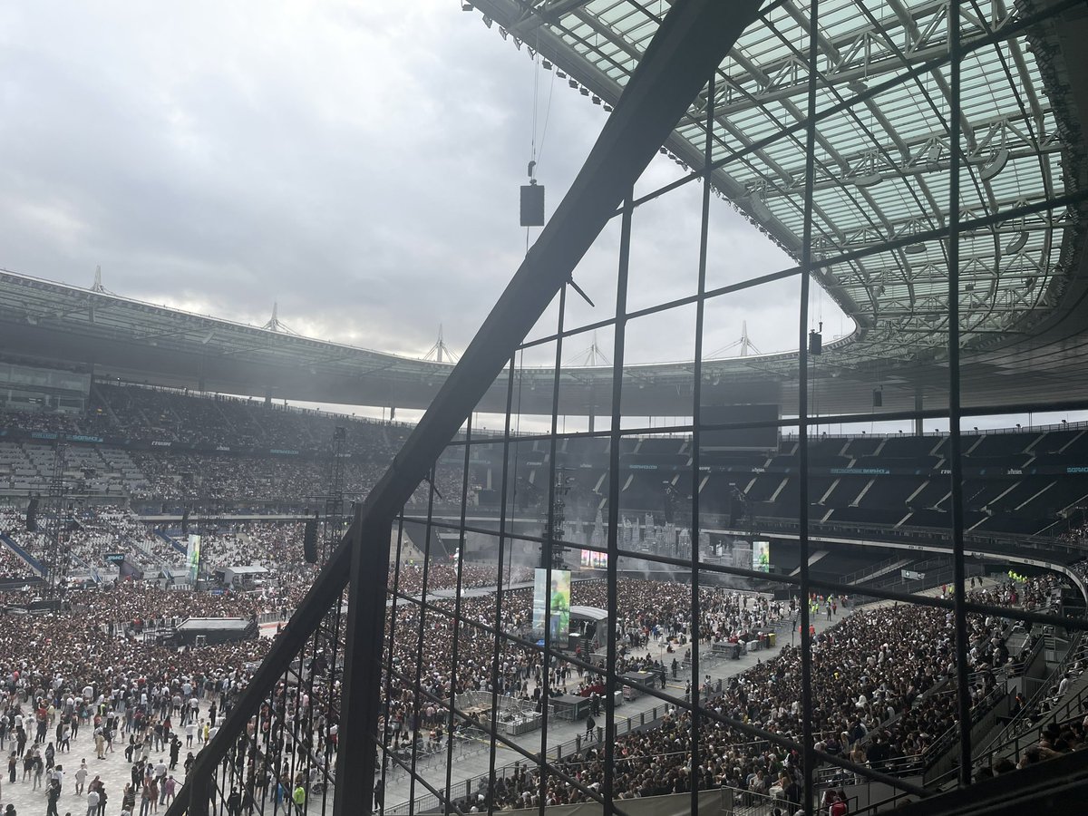 Ninja_Lau's tweet photo. @StadeFrance @RlBlt Pourtant, ça n’a pas paru évident lors de l’achat du ticket. 96 euros pour avoir cette vision du concert, c’est assez inadmissible. https://t.co/dgDKmRhRaZ