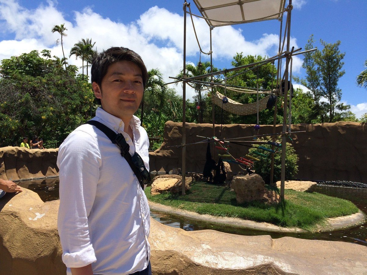 st_r0817's tweet photo. 40代バツイチ男性が若返りに成功し、5年彼女なし→たった1ヶ月で″人生史上最高の彼女″を獲得した外見追求の裏技を公開。

【人は何歳からでも変われる】
これは完全に嘘。

理由として、
・エネルギー不足
・外見が圧倒的に老ける
・誰も指摘してくれなくなる
・ジェネレーションギャップ
・年齢で女性から損切りされる
・思考が凝り固まり頑固になる
・習慣として身につくのが遅くなる

出会うのが1日でも遅れたら今の結果はない。

▽Beforeの改善点

・青髭
・肌荒れ
・ボサボサ眉
・顔のむくみ
・髪が短すぎ
・年相応の見た目
・大学生っぽい服装
・どこか頼りない感じ
・ノンバーバルの弱さ

▽やったこと

・髭脱毛
・髪型改善
・一流美容室
・眉毛サロン
・スキンケア改善
・ヘアセット練習
・ナチュラルメイク
・ファッション改善
・ライフスタイル改善
・ブランディング習得
・コミュニケーション指導
・仲間やライバルがいる環境

━━━━━━━━━━━━━━
外見追求の��細
━━━━━━━━━━━━━━

①ファッション

40代170cm前半の彼は、

・清潔感
・色気を活かす
・モデルスタイル
・大人の余裕感を出す

ここをテーマに以下のスタイリングを組んだ。

彼の改善点でもあるどこか頼りない感じは、フォーマルスタイルで解決できる。

▽ styling item

shirt：suitselect
bottom：UNIQLO レディーススキニー
shoes：endevice ヒールブーツ
ring：Cartier
bracelet：HERMES シェーヌ
necklace：Swarovski Attract ネックレス

シンプルだが洗練されている。

40代以降は、

変に若返りを狙って韓国系にするよりも、こういうフォーマルスタイルで”イケオジ路線”の方がハマる。

シェーヌダンクル(ブレスレット)のような1点ゴツメなアクセサリーを入れるとフォーマル過ぎず、少し崩れお洒落さも加わる。

反響あれば、

最近見つけて感動した”1万円以下の神アクサセリー集”を公開しようと思う。

------

②ヘア

彼のどこか頼りない印象は”丸顔”も1つの要因だ。

顔の縦幅に対し横幅が長い印象を与える丸顔は幼く、優しそうに見えがち。

そこを解決する為に
”センターパート×パーマ”を選定。

(スタイリングは艶系ワックスを)

センターパートの印象は、

・大人っぽさ
・爽やかさ

そこにパーマ当てることで、

・セクシーさ
・お洒落感
・チャラさ
・上品さ

が加わり若者にはない大人の色気を得る。

因みにパーマスタイルは、

スタイリング時間を短縮したい
スタイリング技術に自信がない

こういった人にマジでお勧め。

最近のパーマ技術では、下手に毎日アイロンを当てるよりもダメージを抑えられる。

------

③肌

彼の肌の改善点���して挙げられるのが

1.ニキビ
2.加齢によるシワ

1. ニキビ

まず1番に口周りの肌荒れが目立つので”髭脱毛”を提案。

また肌タイプをチェックし、スキンケアも手順を1から見直しアイテムまで選定。

美肌ケアを重点的に行い、驚くべき若返りに成功した。

※肌タイプを理解しないでスキンケアを選んでいる人が多いが本当に危険。

ALBIONなら無料で5分で診断してもらえるから絶対に行ってくれ。

2. 加齢によるシワ

スキンケアで改善された部分はあるが、他はメイクでカバー。

特に、

”Clé de Peau Beauté ヴォワールコレクチュールn”1つで本当に若返った。

(私も使用している)

メイクはナチュラルが最も女性ウケが良いので覚えておこう。

下地
↓
ファンデーション
↓
アイブロウ
↓
パウダー
↓
リップ

モテたいなら必須。

-----

④美容施術

結論、女性にモテたいなら

・髭脱毛
・眉毛サロン
・ホワイトニング

これ以外はやらなくて良い。

まずコンサルではここを初めに指導する。

因みにオススメは、

髭脱毛
→TOKUNAKAクリニック

眉毛サロン
→TOKYO BABE

ホワイトニング
→中野坂上アクロスシティ歯科

他の専属の方も皆んな行っている。

-----

⑤仲間やライバルがいる環境

結局、環境を変えたから外見が良くなったと言っても過言ではない。

自分の周囲の友達が

・超カッコ良い
・超モテてる
・超お洒落

だったら、
自分も自ずとそのようになる。

この言葉は知っているだろうか？

You are the average of the five People you spend the most time with.

- あなたは、最も一緒に過ごす時間の長い5人の友達の平均になる。

シンプルだが真理。

(���みに”年収”に関してはアメリカの研究で証明されている)

だから本気変わりたいなら環境を変えること。

楽しながら、成功できるほど甘くない。

-------

40代の男性でも驚くべき変貌を遂げた。

また他にも、

・ノンバーバル
・コミュニケーション

ここを徹底的に指導したけど、反響あればここら辺も公開していこうと思う。

━━━━━━━━━━━━━━
コンサル生の感想
━━━━━━━━━━━━━━

amiさんお疲れ様です！
いつも撮影やご指導ありがとうございます！

amiさんとはTakuroさんのご紹介でお会いすることができました。

それまではバツイチとなった後、男としても人としても自信が持てないまま何年も過ごしていました。

当然ながら女性関係も自分の思う様な状況にはならず、
年齢的にも取り返しつかないよな、このまま一生過ごしていくのかな、
それはイヤだけどどうしたらいいのかな、などと考えていました。

今では女性関係に困ることもなく、外見も全く前の自分と異なります。

自分にとって最高の女性とお付き合いする事ができているだけでなく、
尊敬できる恩師（amiさん）、自分を向上させていける環境、切磋琢磨できる仲間にも
恵まれて充実した毎日を送っています！

指導内容は全てためになるものですが、特に強く印象に残っているのは２つ。

外見は重要であり磨いていくのは当然。その上でのコミュニケーション能力がとても大事だという事。
これが全てにおいての基本なのだな、と改めて痛感している所です。

20代とか早くからこれを理解していれば…と思い返した場面は何度もありました。
女性関係だけでなく、仕事、��人、家族など全ての人間関係がより充実していきます。

もう一つは指導者が本気である事。
本当にこちらの事を良くしようとしてくれている事が日々のやり取りで伝わってきました。
そしてそれは尊敬、信頼となり「自分もこの人みたいになりたい」と思わせてくれる
のに十分なものでした。それはもちろん今も続いています！

もし「自分も変わりたいけど、どうしたら…」と悩んでたり、
私のビフォーアフターを見て「自分も変われるんじゃないか」と思ったら、
迷わずamiさんに会ってみる事をオススメします！

少しでも気になってるのに行動せずにいたら絶対後悔します。

自分ももっともっとカッコよくなるため、自分の人生を充実させていくため
頑張っていきますので、引き続きご指導よろしくお願いします！

━━━━━━━━���━━━━━
終わりに
━━━━━━━━━━━━━━

「モテることを諦めたくない」

こう言って彼は私のところに来てくれた。

だから、私も全力で応えた。

外見は誰でも変われる。

必要なのは”覚悟”と”正しい知識”のみ。

これを見てくれている人も諦めないで欲しい。

惰性で毎日を過ごせないで欲しい。

自分自身で限界を決めないで欲しい。

外見を磨けば、素晴らしい未来が絶対に待っている。

私も外見を磨いたから、こうやって発信できている。

もちろん、全ては皆んなのおかげだ。

だから、今回も

・RT,いいね
・リプに「👕」

を送って応援して欲しい。

・10人中9人YESと言うコーデテンプレ
・40代が1ヶ月で彼女を作った方法

反響あれば公開する。

ここまで見てくれて本当にありがとう。