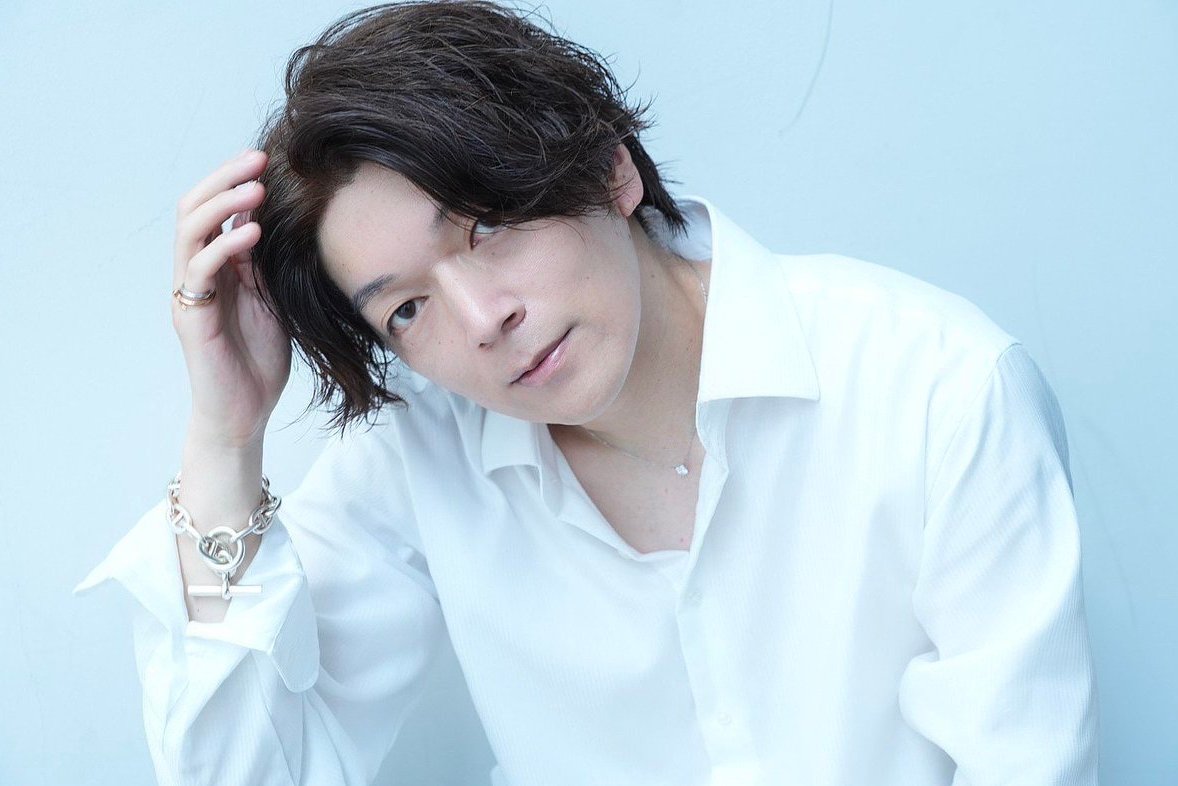 st_r0817's tweet photo. 40代バツイチ男性が若返りに成功し、5年彼女なし→たった1ヶ月で″人生史上最高の彼女″を獲得した外見追求の裏技を公開。

【人は何歳からでも変われる】
これは完全に嘘。

理由として、
・エネルギー不足
・外見が圧倒的に老ける
・誰も指摘してくれなくなる
・ジェネレーションギャップ
・年齢で女性から損切りされる
・思考が凝り固まり頑固になる
・習慣として身につくのが遅くなる

出会うのが1日でも遅れたら今の結果はない。

▽Beforeの改善点

・青髭
・肌荒れ
・ボサボサ眉
・顔のむくみ
・髪が短すぎ
・年相応の見た目
・大学生っぽい服装
・どこか頼りない感じ
・ノンバーバルの弱さ

▽やったこと

・髭脱毛
・髪型改善
・一流美容室
・眉毛サロン
・スキンケア改善
・ヘアセット練習
・ナチュラルメイク
・ファッション改善
・ライフスタイル改善
・ブランディング習得
・コミュニケーション指導
・仲間やライバルがいる環境

━━━━━━━━━━━━━━
外見追求の��細
━━━━━━━━━━━━━━

①ファッション

40代170cm前半の彼は、

・清潔感
・色気を活かす
・モデルスタイル
・大人の余裕感を出す

ここをテーマに以下のスタイリングを組んだ。

彼の改善点でもあるどこか頼りない感じは、フォーマルスタイルで解決できる。

▽ styling item

shirt：suitselect
bottom：UNIQLO レディーススキニー
shoes：endevice ヒールブーツ
ring：Cartier
bracelet：HERMES シェーヌ
necklace：Swarovski Attract ネックレス

シンプルだが洗練されている。

40代以降は、

変に若返りを狙って韓国系にするよりも、こういうフォーマルスタイルで”イケオジ路線”の方がハマる。

シェーヌダンクル(ブレスレット)のような1点ゴツメなアクセサリーを入れるとフォーマル過ぎず、少し崩れお洒落さも加わる。

反響あれば、

最近見つけて感動した”1万円以下の神アクサセリー集”を公開しようと思う。

------

②ヘア

彼のどこか頼りない印象は”丸顔”も1つの要因だ。

顔の縦幅に対し横幅が長い印象を与える丸顔は幼く、優しそうに見えがち。

そこを解決する為に
”センターパート×パーマ”を選定。

(スタイリングは艶系ワックスを)

センターパートの印象は、

・大人っぽさ
・爽やかさ

そこにパーマ当てることで、

・セクシーさ
・お洒落感
・チャラさ
・上品さ

が加わり若者にはない大人の色気を得る。

因みにパーマスタイルは、

スタイリング時間を短縮したい
スタイリング技術に自信がない

こういった人にマジでお勧め。

最近のパーマ技術では、下手に毎日アイロンを当てるよりもダメージを抑えられる。

------

③肌

彼の肌の改善点���して挙げられるのが

1.ニキビ
2.加齢によるシワ

1. ニキビ

まず1番に口周りの肌荒れが目立つので”髭脱毛”を提案。

また肌タイプをチェックし、スキンケアも手順を1から見直しアイテムまで選定。

美肌ケアを重点的に行い、驚くべき若返りに成功した。

※肌タイプを理解しないでスキンケアを選んでいる人が多いが本当に危険。

ALBIONなら無料で5分で診断してもらえるから絶対に行ってくれ。

2. 加齢によるシワ

スキンケアで改善された部分はあるが、他はメイクでカバー。

特に、

”Clé de Peau Beauté ヴォワールコレクチュールn”1つで本当に若返った。

(私も使用している)

メイクはナチュラルが最も女性ウケが良いので覚えておこう。

下地
↓
ファンデーション
↓
アイブロウ
↓
パウダー
↓
リップ

モテたいなら必須。

-----

④美容施術

結論、女性にモテたいなら

・髭脱毛
・眉毛サロン
・ホワイトニング

これ以外はやらなくて良い。

まずコンサルではここを初めに指導する。

因みにオススメは、

髭脱毛
→TOKUNAKAクリニック

眉毛サロン
→TOKYO BABE

ホワイトニング
→中野坂上アクロスシティ歯科

他の専属の方も皆んな行っている。

-----

⑤仲間やライバルがいる環境

結局、環境を変えたから外見が良くなったと言っても過言ではない。

自分の周囲の友達が

・超カッコ良い
・超モテてる
・超お洒落

だったら、
自分も自ずとそのようになる。

この言葉は知っているだろうか？

You are the average of the five People you spend the most time with.

- あなたは、最も一緒に過ごす時間の長い5人の友達の平均になる。

シンプルだが真理。

(���みに”年収”に関してはアメリカの研究で証明されている)

だから本気変わりたいなら環境を変えること。

楽しながら、成功できるほど甘くない。

-------

40代の男性でも驚くべき変貌を遂げた。

また他にも、

・ノンバーバル
・コミュニケーション

ここを徹底的に指導したけど、反響あればここら辺も公開していこうと思う。

━━━━━━━━━━━━━━
コンサル生の感想
━━━━━━━━━━━━━━

amiさんお疲れ様です！
いつも撮影やご指導ありがとうございます！

amiさんとはTakuroさんのご紹介でお会いすることができました。

それまではバツイチとなった後、男としても人としても自信が持てないまま何年も過ごしていました。

当然ながら女性関係も自分の思う様な状況にはならず、
年齢的にも取り返しつかないよな、このまま一生過ごしていくのかな、
それはイヤだけどどうしたらいいのかな、などと考えていました。

今では女性関係に困ることもなく、外見も全く前の自分と異なります。

自分にとって最高の女性とお付き合いする事ができているだけでなく、
尊敬できる恩師（amiさん）、自分を向上させていける環境、切磋琢磨できる仲間にも
恵まれて充実した毎日を送っています！

指導内容は全てためになるものですが、特に強く印象に残っているのは２つ。

外見は重要であり磨いていくのは当然。その上でのコミュニケーション能力がとても大事だという事。
これが全てにおいての基本なのだな、と改めて痛感している所です。

20代とか早くからこれを理解していれば…と思い返した場面は何度もありました。
女性関係だけでなく、仕事、��人、家族など全ての人間関係がより充実していきます。

もう一つは指導者が本気である事。
本当にこちらの事を良くしようとしてくれている事が日々のやり取りで伝わってきました。
そしてそれは尊敬、信頼となり「自分もこの人みたいになりたい」と思わせてくれる
のに十分なものでした。それはもちろん今も続いています！

もし「自分も変わりたいけど、どうしたら…」と悩んでたり、
私のビフォーアフターを見て「自分も変われるんじゃないか」と思ったら、
迷わずamiさんに会ってみる事をオススメします！

少しでも気になってるのに行動せずにいたら絶対後悔します。

自分ももっともっとカッコよくなるため、自分の人生を充実させていくため
頑張っていきますので、引き続きご指導よろしくお願いします！

━━━━━━━━���━━━━━
終わりに
━━━━━━━━━━━━━━

「モテることを諦めたくない」

こう言って彼は私のところに来てくれた。

だから、私も全力で応えた。

外見は誰でも変われる。

必要なのは”覚悟”と”正しい知識”のみ。

これを見てくれている人も諦めないで欲しい。

惰性で毎日を過ごせないで欲しい。

自分自身で限界を決めないで欲しい。

外見を磨けば、素晴らしい未来が絶対に待っている。

私も外見を磨いたから、こうやって発信できている。

もちろん、全ては皆んなのおかげだ。

だから、今回も

・RT,いいね
・リプに「👕」

を送って応援して欲しい。

・10人中9人YESと言うコーデテンプレ
・40代が1ヶ月で彼女を作った方法

反響あれば公開する。

ここまで見てくれて本当にありがとう。