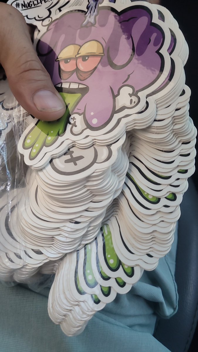 🚨 We're giving away samples &amp; swag to 5 ppl

Just RT &amp; tag 3 stoners 🍭

We'll pick all 5 and post here 🤝