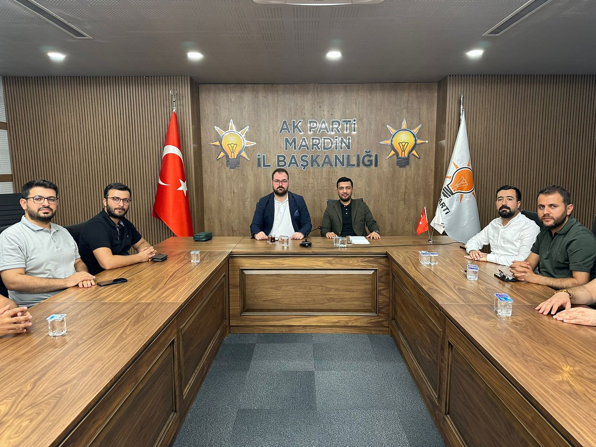 Mardin İlçe Gençlik Kolu başkanlarımızla bir araya geldik. 

Yerel seçimlerde yapacağımız çalışmaları istişare ettik.