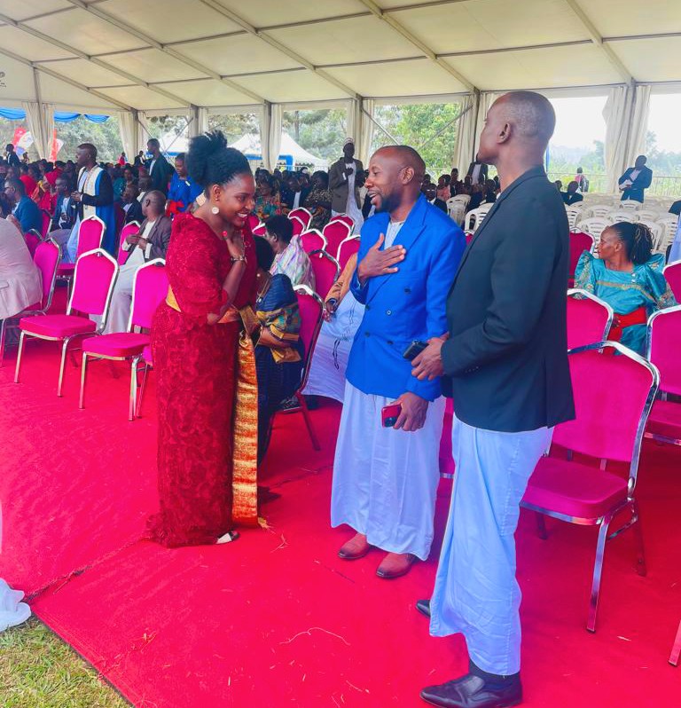 Esth_Nakawooya's tweet photo. #HappeningNow: Ntuuse bulungi mu Lubiri e Mengo eri entikko y'emikolo gy'okujaguza emyaka 30 egya Ssaabasajja Kabaka Ronald Muwenda Mutebi II ng'atudde ku Namulondo.
CC: Honourables, @patricknsanja en @SserukenyaDavid 🥂
#WangaalaBbaffe https://t.co/CDqrKJUUXM