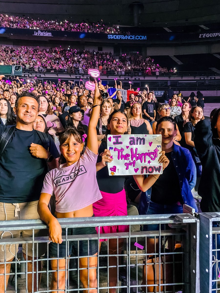 StadeFrance's tweet image. Déjà 1 mois 😭🖤🩷

#BlackPink #StadeDeFrance #블랙핑크 #BornPink  @BLACKPINK 

📸 Stade de France /YG Entertainment