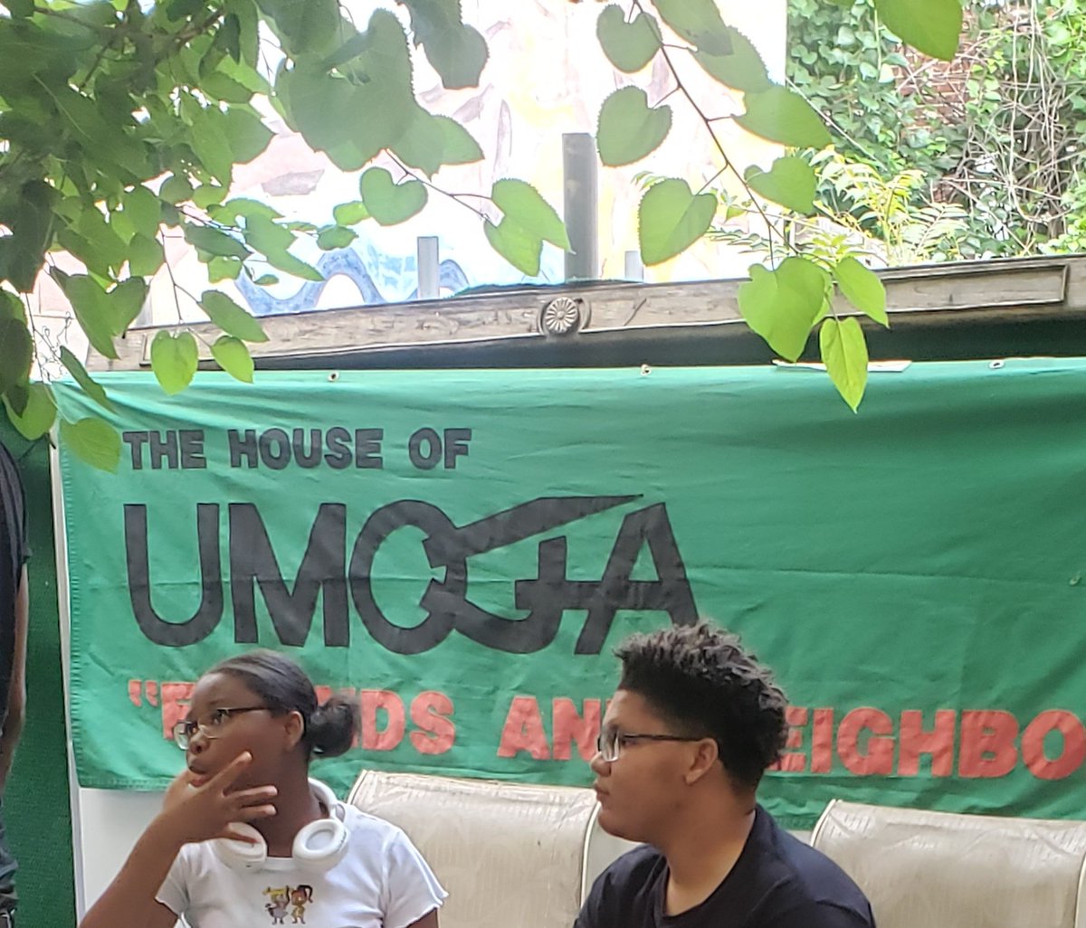 WalkNWellness's tweet photo. WalkNWellness is now part if the Umoja Youth Peace Corp (UYPC). This summer we've covered the brain and the cellular systems • learned to move energy through our bodies • created two #liplickinghealthy recipes: #BrainyMac &amp; #CellBurger https://t.co/qju1VAzlKV