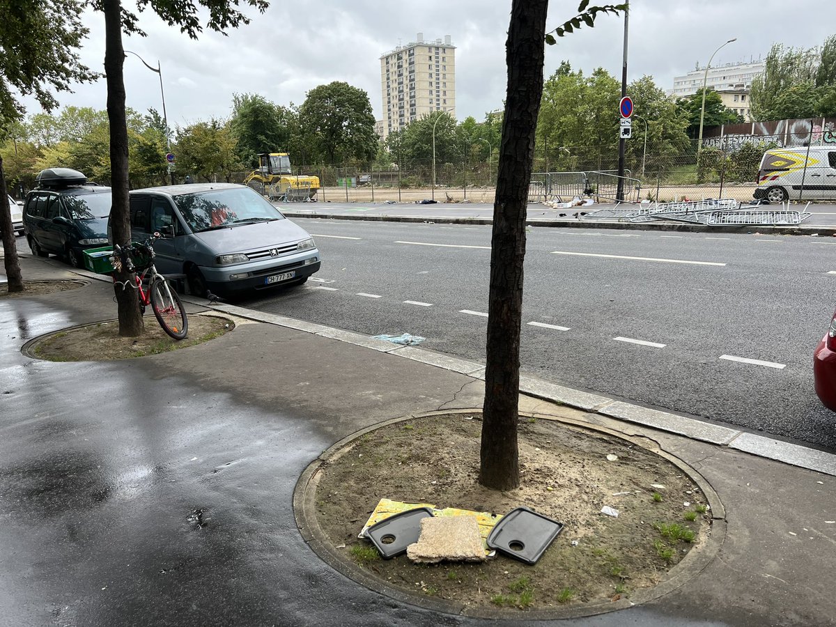 DeparisJulien's tweet photo. @KillianMTSQ @cbrossel J’en profite pour demander une intervention des formidables équipes de @Proprete2Paris en urgence avenue Léon Gaumont, chaque jour en état de tiers-mondisation un peu plus avancé. #saccageparis https://t.co/mngk77W2Y2