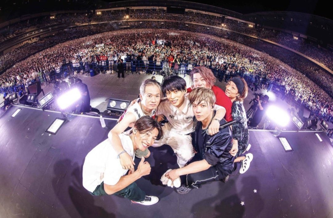 daichin1221's tweet photo. 2日間のことを文章にすると語彙力失うってのもあるんだけど
真面目に書くとしたら原稿用紙10枚なんて余裕でかけるなまじ。
余韻ひたひたで涙流しながら書いて
びちゃびちゃでふにゃふにゃに
なるであろう原稿用紙をUVERworld宛に提出しようかな。

とにかくUVERworldが大好きすぎるな。 https://t.co/ikfg8Rkhuc