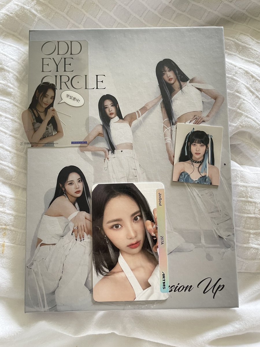 loverheejin's tweet photo. odd eye circle album came!!! https://t.co/Fvct2SmPZD
