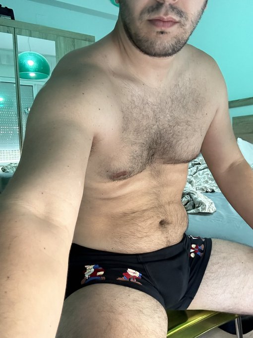 Con estos calores, nada mejor que andar en bolas por casa 😎 https://t.co/FfoA15j1wX<a href="/tag/birthdayboy"class="tags"><span>#birthdayboy</span></a>