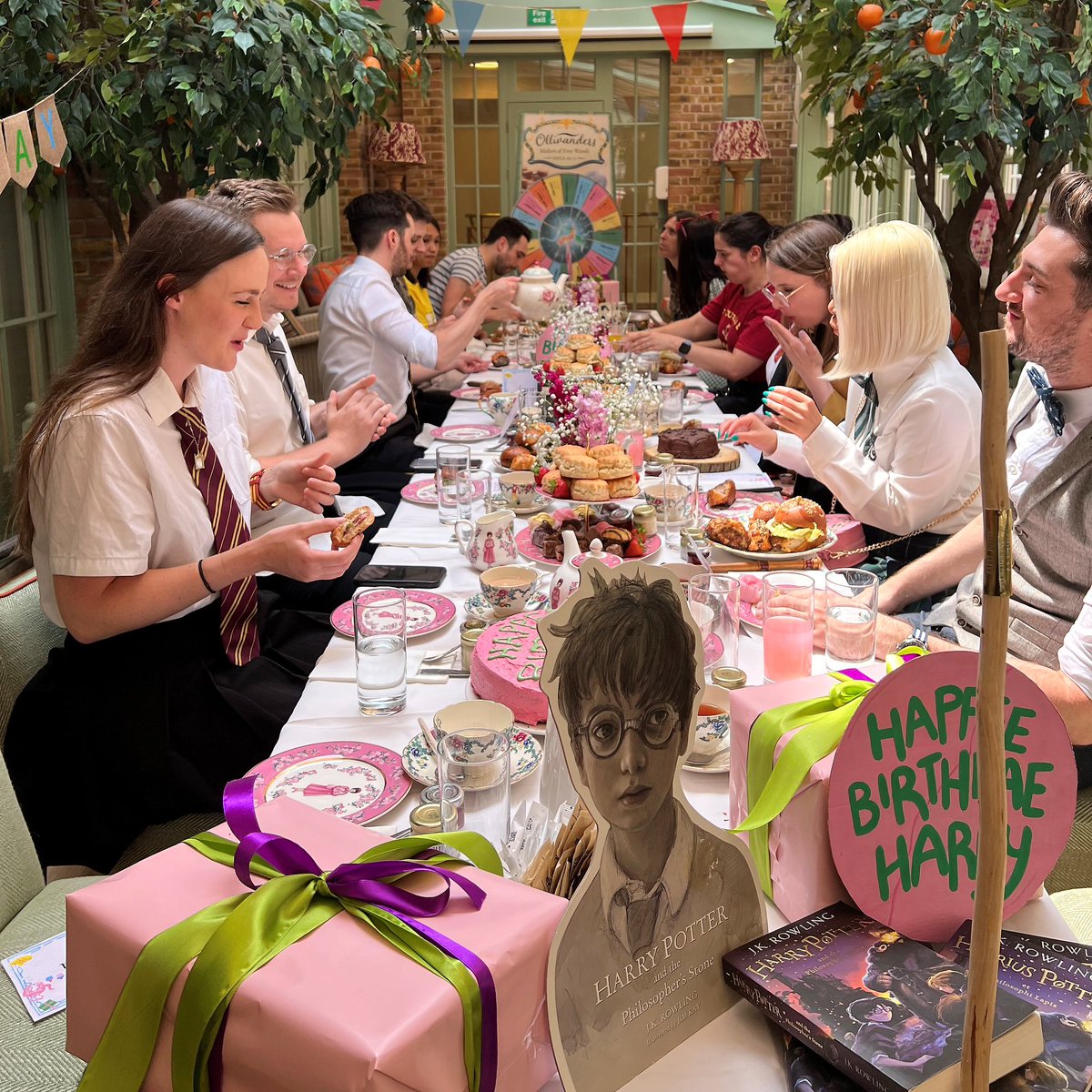 BloomsburyBooks's tweet photo. Happy Birthday, Harry Potter! 
🫖☕️🎂🎁⚡️

Today, we raise a cup of tea and a slice of cake to you at Bloomsbury Publishing HQ, the home and original publisher of the Harry Potter books.
🫖☕️🎂🎁⚡️ https://t.co/IfzbR1diHA