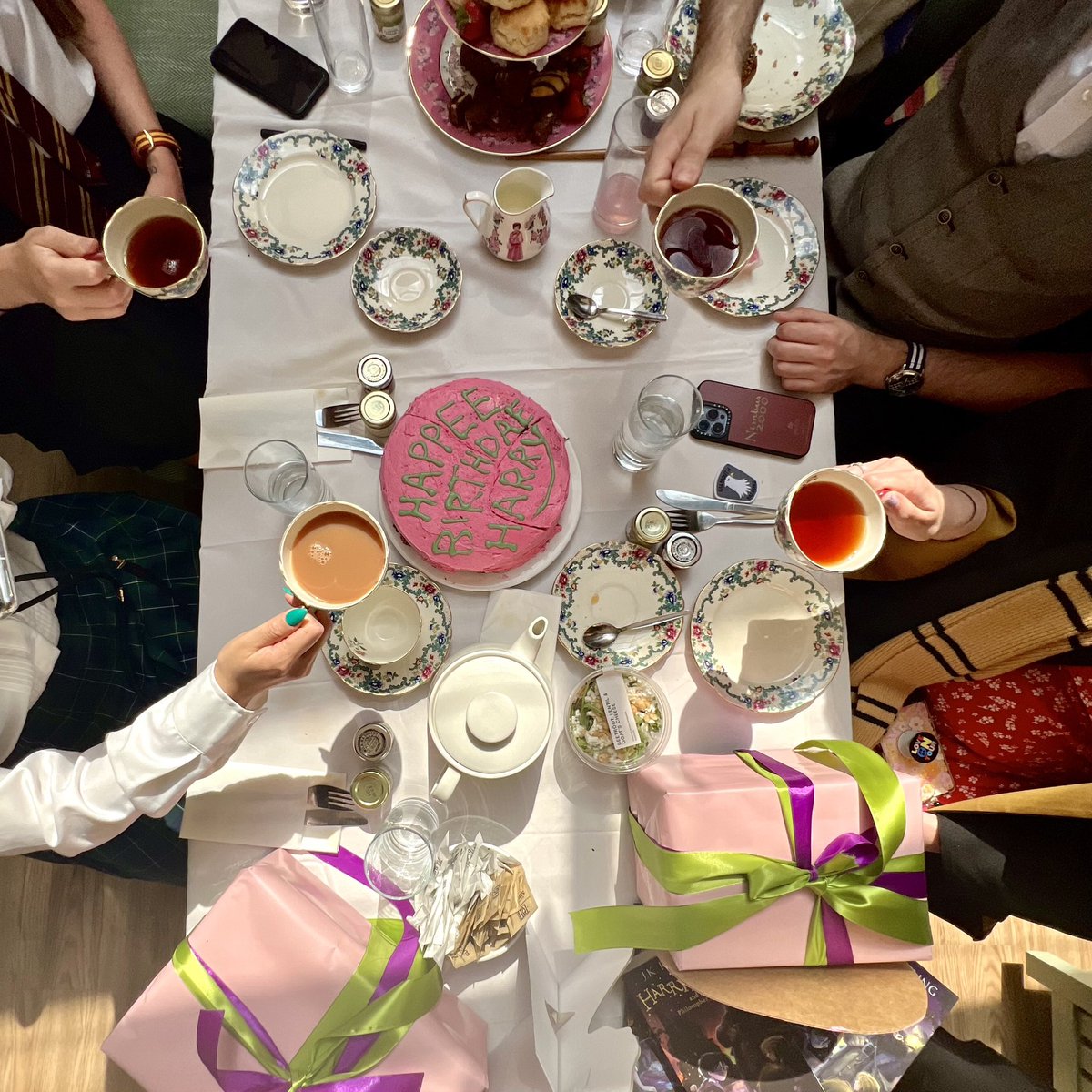 BloomsburyBooks's tweet photo. Happy Birthday, Harry Potter! 
🫖☕️🎂🎁⚡️

Today, we raise a cup of tea and a slice of cake to you at Bloomsbury Publishing HQ, the home and original publisher of the Harry Potter books.
🫖☕️🎂🎁⚡️ https://t.co/IfzbR1diHA
