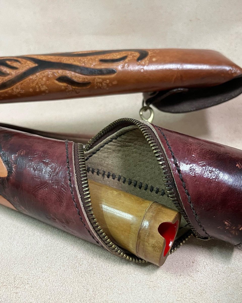 t129627's tweet photo. 幫自己的樂器做皮護套
#華格 #leather #handmade #leathercraft #皮革 #雕刻 #中文 #書法 #笛子 #簫 #dizi #樂器 https://t.co/23cKRmVWVQ