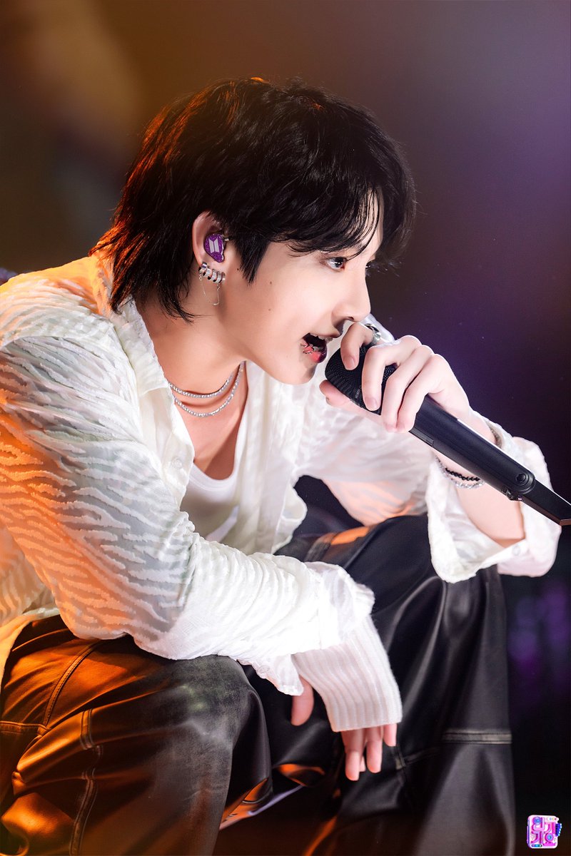 kookpiics's tweet photo. he’s so cool https://t.co/7xv1IorI06