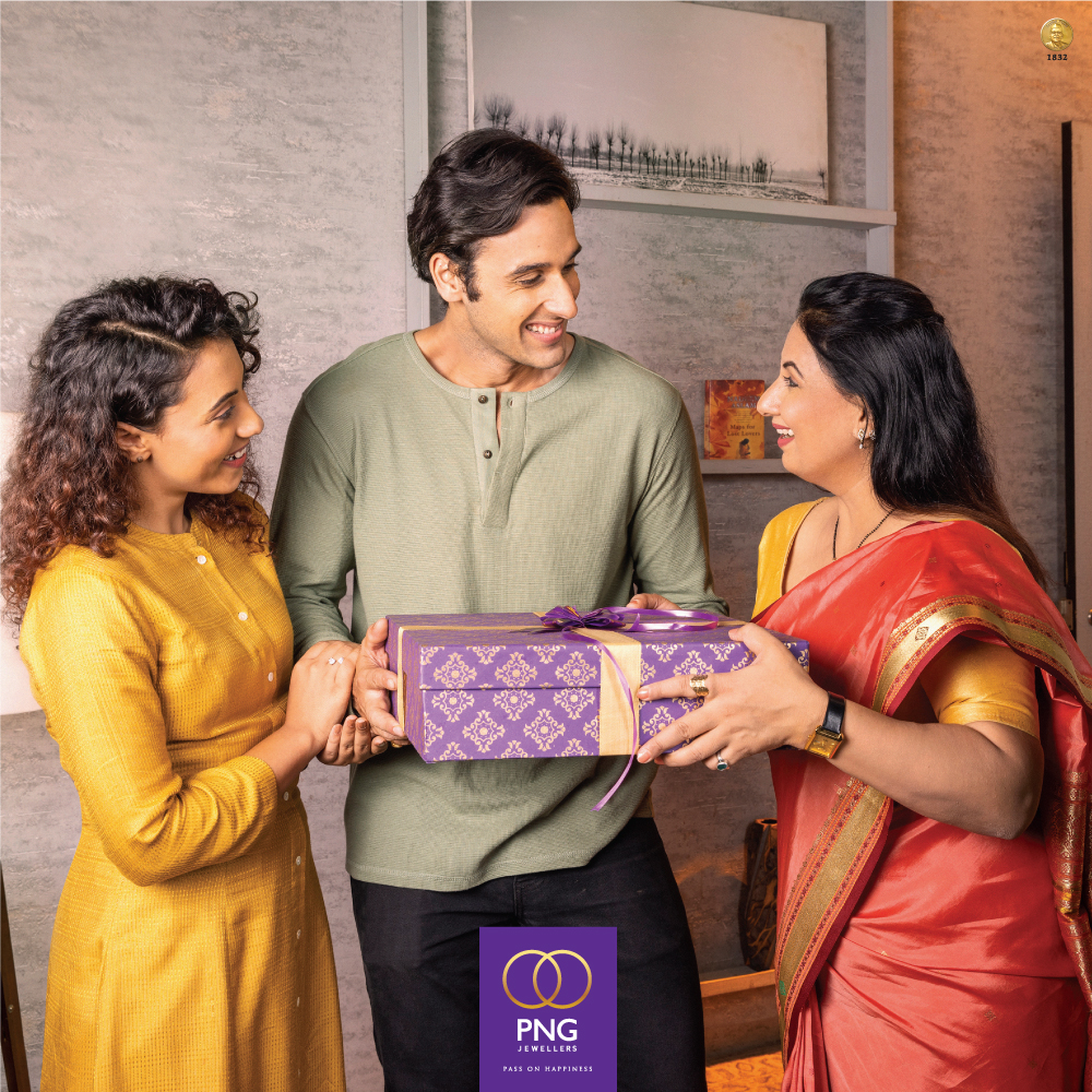 PNGJewellers's tweet image. This Adhik Mass, witness the exquisite artistry of silver vessels, bestowed upon sons-in-law as a gesture of love and honour from their beloved in-laws.

Visit your nearest PNG store today!

#chandibhandi #silvervessels #silvercollection #giftingseason #adhikmass #pngjewellers