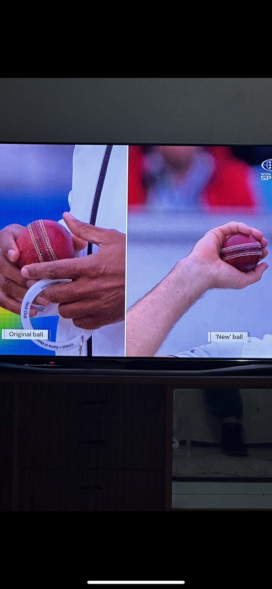 Excuse me umpire? Imagine if the shoe was on the other foot for this ball change ! Yikes #Ashes23