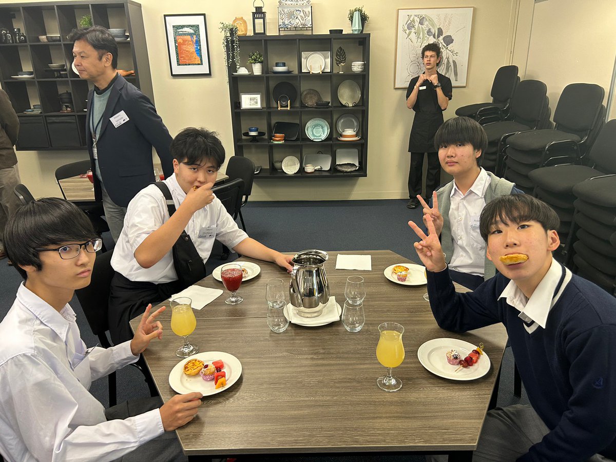 adachigakuen_jh's tweet photo. オーストラリアスタディーツアー#3
ウェルカムティー&スクールツアー
空港で降りた時はみんな��張していましたが、バディとも顔を合わせ、徐々に緊張感も溶けてきたようです!
#Windaroo Valley State High School
#オーストラリアスタディーツアー
#足立学園
#東京私立男子校 https://t.co/UkBOUL2reO