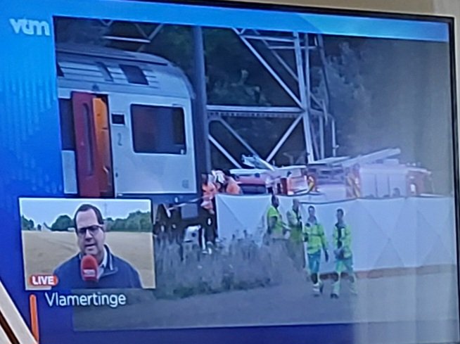 Grumpy19570920's tweet photo. ´journalist´ Wim Naert van #vtmnieuws  ... de trein moet nog ´opgehoffen´ worden, dat is het voltooid deelwoord van het werkwoord ´ophoffen´ 🤪🤪 #oelewapper #vervoeging https://t.co/vBK2hDezFf
