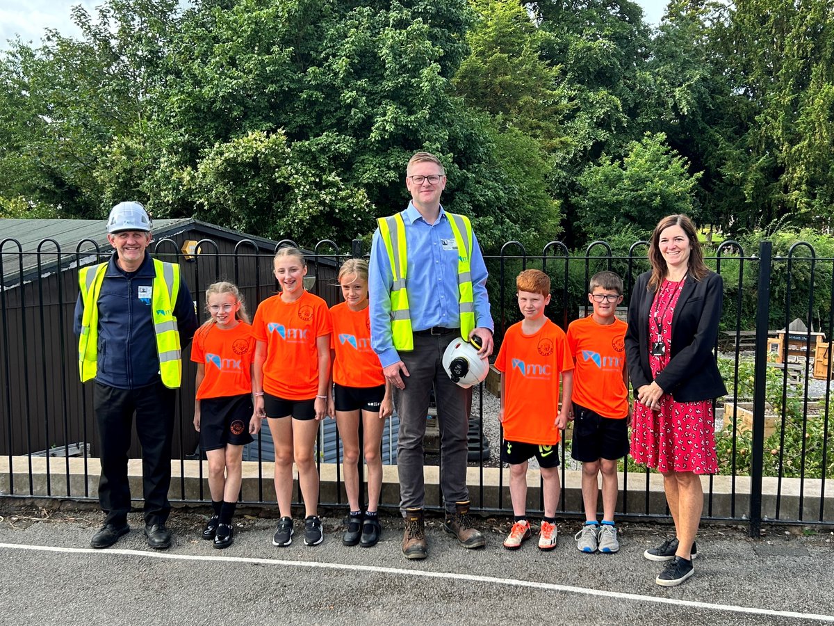 Sports stars of the future @buglawtonschool looking sharp in their new MC Construction sports kit, with our MD, Russ Forshaw.
#SocialValue #workingtogether #risingstars #mcconstruction