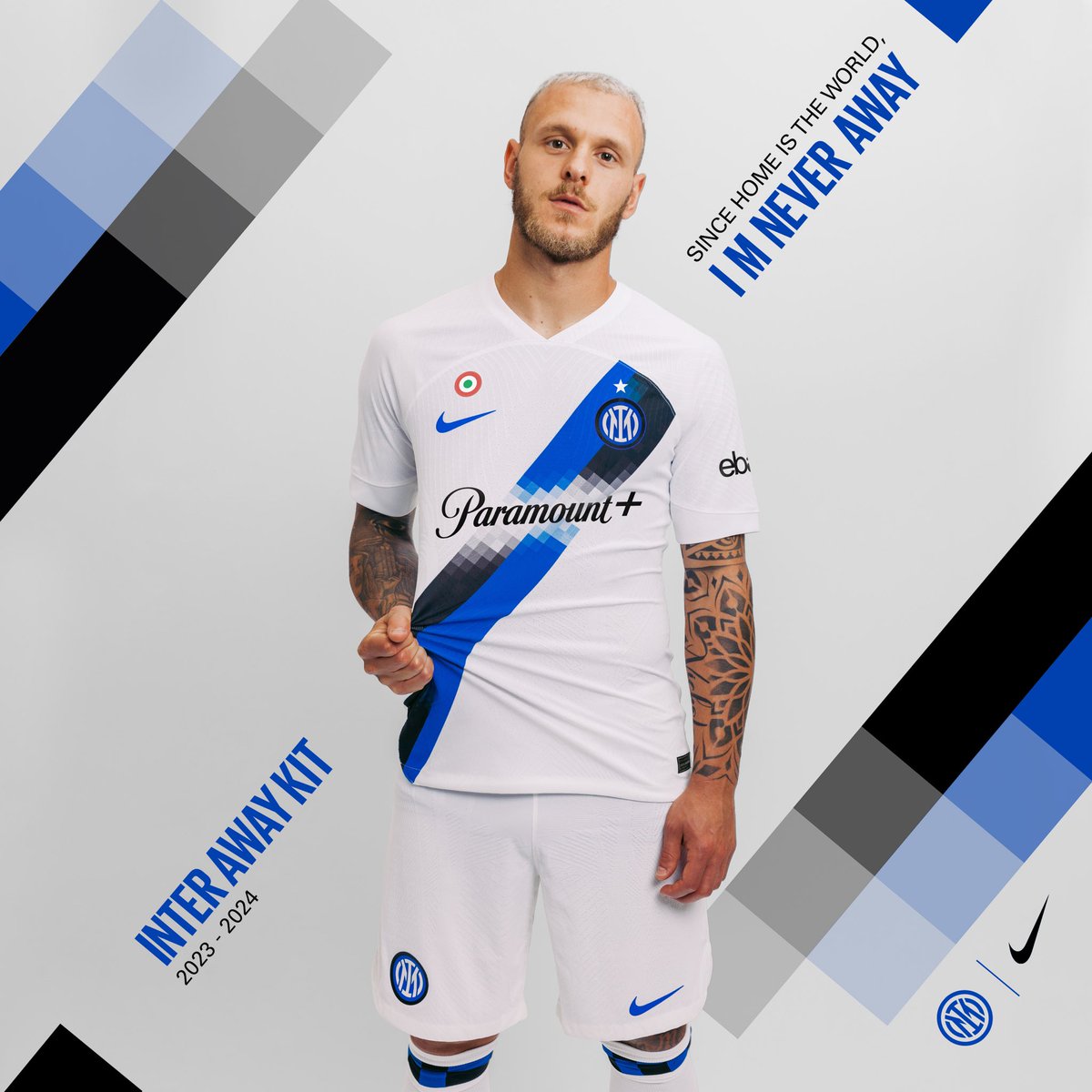 TortiFoot's tweet photo. 🚨OFFICIEL: L’Inter dévoile son nouveau maillot extérieur! 🖤💙

📸@Inter #ForzaInter https://t.co/JJ2fBmVX0I