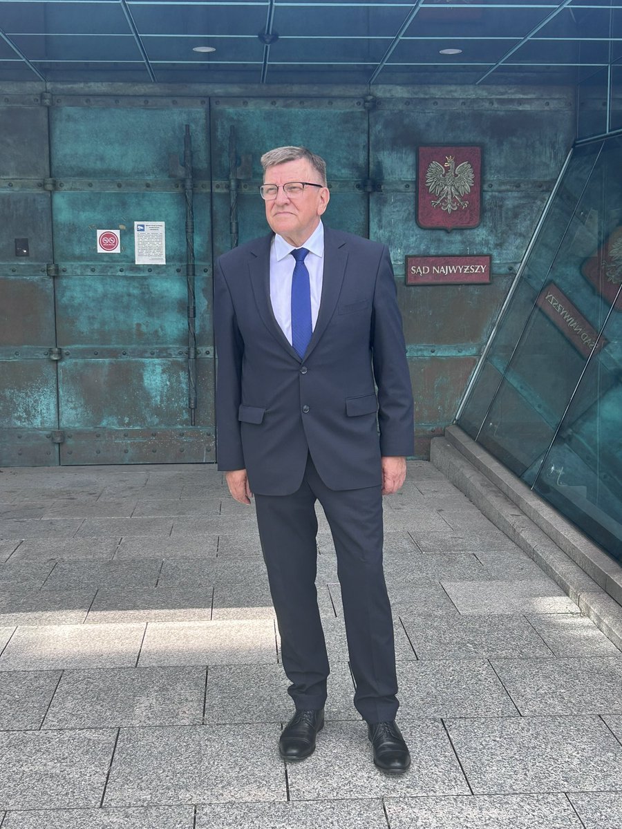 e_wrzosek's tweet photo. System, w którym można wbrew Konstytucji, opiniom legislatorów i opiniom prawnym uchwalić przepis tylko po to by sędziego usunąć z zawodu jest patologiczny.
W państwie prawa zareagowałby Strażnik Konstytucji. Tyle, że najpierw sam musiałby zacząć jej przestrzegać.
#LexRaczkowski https://t.co/EXCejC6vbH