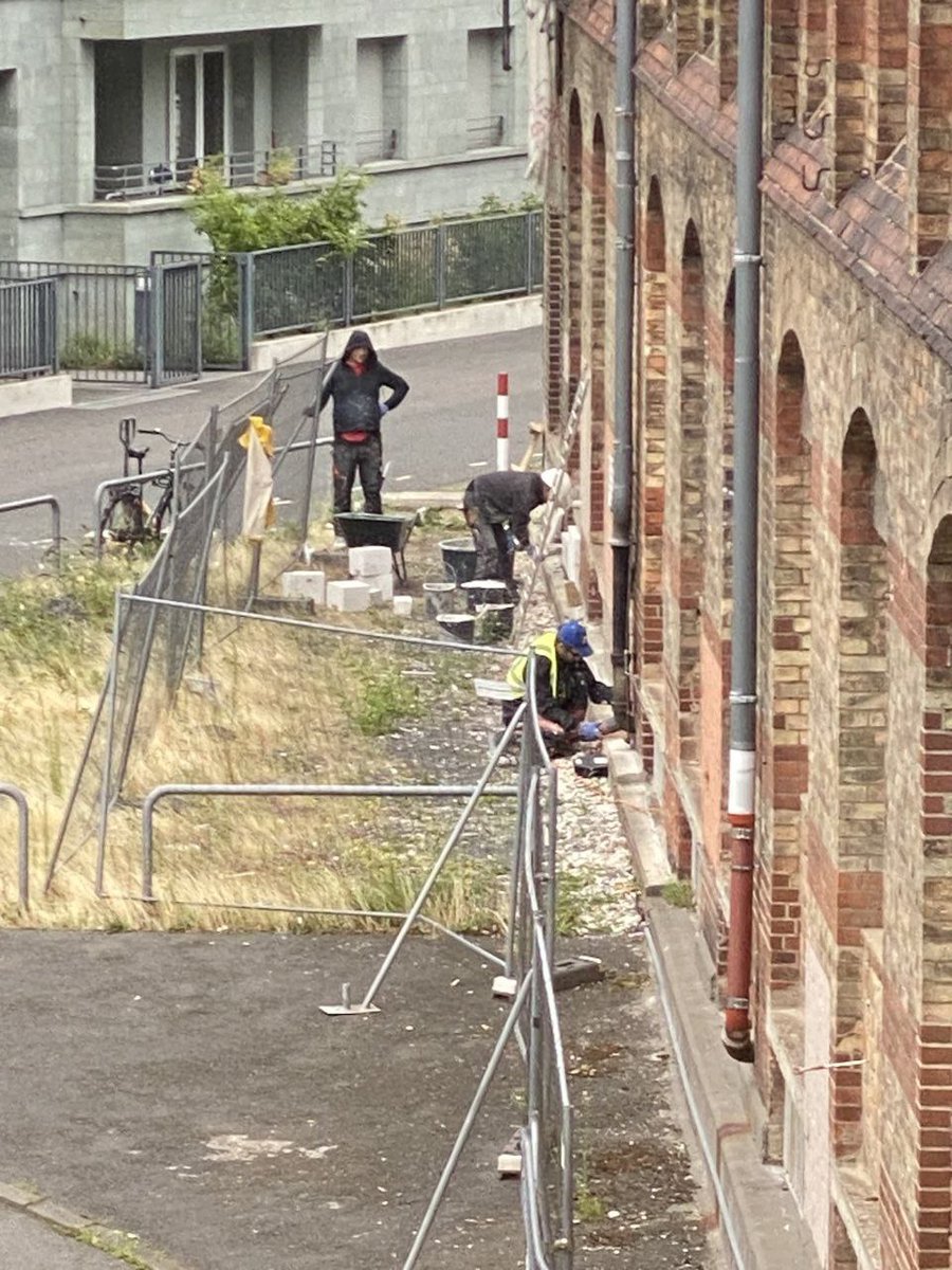 OffenesHaus's tweet photo. An der #Dondorf'schen Druckerei wird nun von der @goetheuni auch potentiell denkmalschutzwürdige Bausubstanz zerstört: Seit heute werden die Gitter der Kellerfenster abgeflext, um diese zuzumauern. https://t.co/ES2p09AtHd