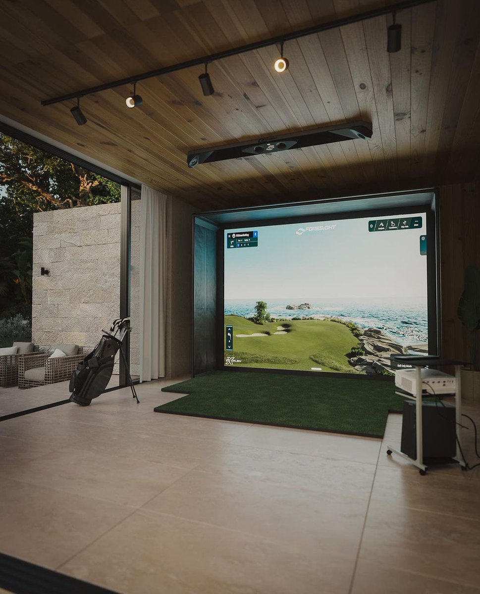 ForesightEurope's tweet photo. Some #MondayMotivation courtesy of this dream simulator! 😍⛳️
#foresightsports #gchawk #golfsimulator https://t.co/PoaLYsTSZ4