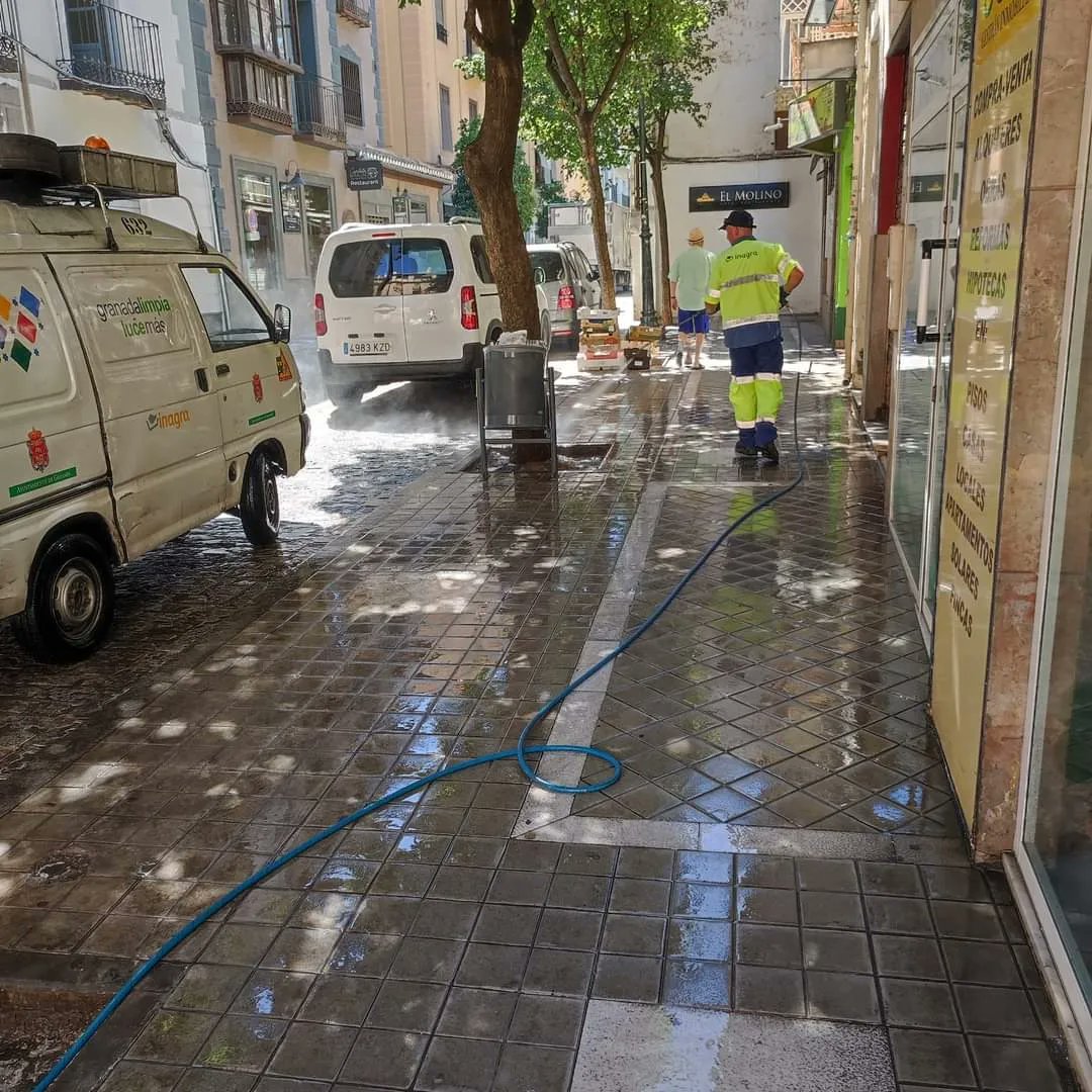 AVVRealejoGR's tweet photo. 🟢🟢ACTUALIDAD| Desde la Asociación de Vecinos Realejo, San Matías, Santa Ana y Barrio de la Virgen , queremos dar las gracias a Granada Limpia y al Ayuntamiento de Granada ,por las labores de limpieza realizadas en el día de hoy en buena parte  del Barrio del Realejo. https://t.co/TRaHCzT6U4