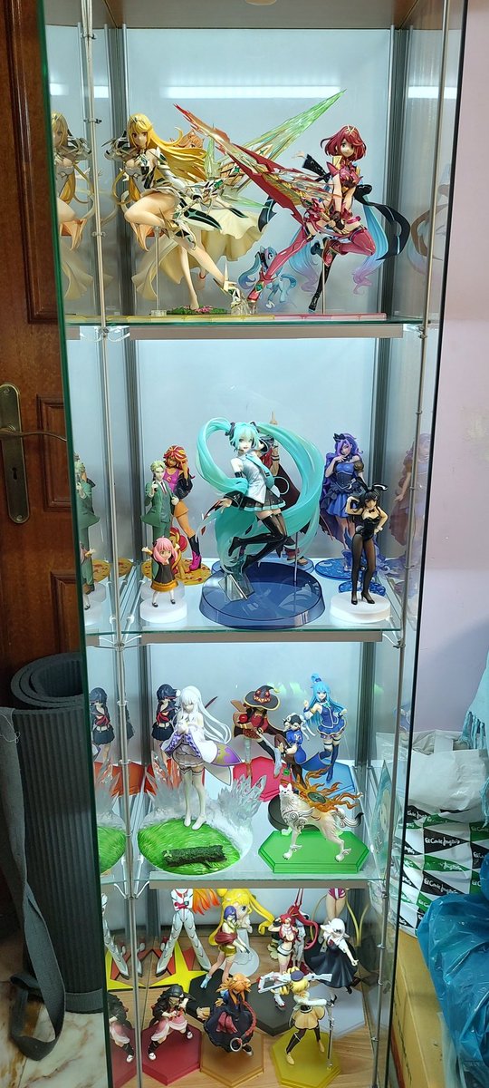 MykeGreywolf's tweet photo. Got some custom lighting for my figurine cabinet! The collection has reached its final form! https://t.co/DW8QriBotF