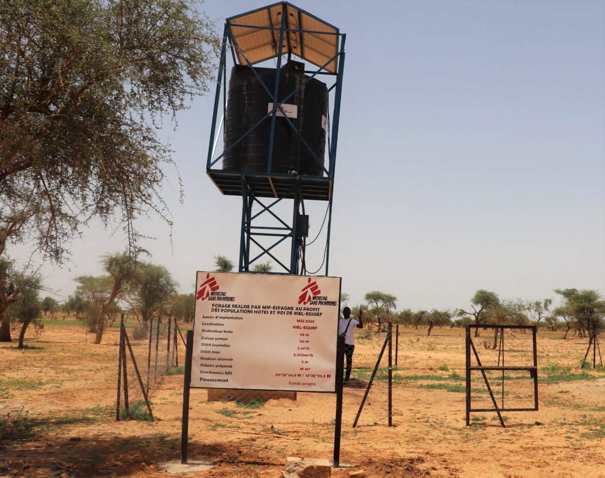 MSF_WestAfrica's tweet photo. #BurkinaFaso : À Gorom-Gorom, région du #Sahel, MSF a mis en place un forage d'eau pour les besoins des 3459 personnes déplacées du site Keldjef et de la communauté locale. 12 à 15 litres d’eau par personne sont distribuées chaque jour. Le forage fonctionne à l’énergie solaire. https://t.co/4eCKn8R0Hf