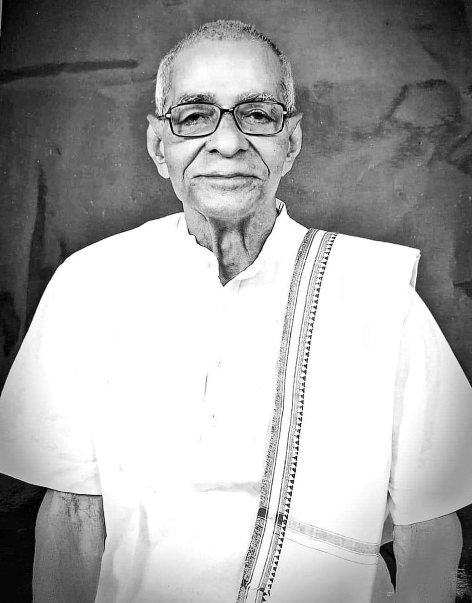 rajupatilmanase's tweet photo. डोंबिवलीतला फडके रोड आणि तिथला 'मॉडर्न कॅफे' पिढ्यानपिढ्या प्रत्येक डोंबिवलीकराच्या काळजात एक हक्काचं घर करून राहिला आहे. आम्हा डोंबिवलीकरांच्या अनेक आठवणींशी मॉडर्न कॅफे एका हळव्या ऋणानुबंधाने जोडला गेला आहे, मॉडर्न कॅफेसोबतच त्या आठवणींमध्ये ज्यांचं हक्काचं स्थान होतं असे मॉडर्न कॅफेचे संचालक व त्यांच्या विस्तृत 'मॉडर्न' परिवाराचे सर्वेसर्वा श्री. किट्टाण्णा रामा शेट्टी उर्फ किट्टाशेठ. 'ग्राहक देवो भव' या आपल्या वृत्तीने ते अनेक डोंबिवलीकरांच्या परिवाराचा अविभाज्य हिस्सा झाले होते. अशा किट्टाशेठचं वृद्धापकाळाने त्यांच्या मूळगावी(मंगलोर) झालेलं निधन चटका लावून गेलं. शेट्टी कुटंबियांस व 'मॉडर्न' परिवारास हे दु:ख पचविण्याची शक्ती मिळो हीच ईश्वरचरणी प्रार्थना !!