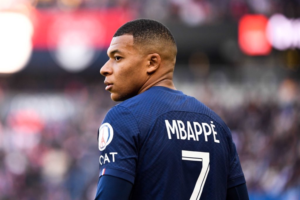 ActuFoot_'s tweet photo. 🚨 Doha maintient sa position : si Kylian Mbappé ne part pas, alors il ne jouera pas cette saison. ❌

(@Santi_J_FM) https://t.co/lOulrW7nu1