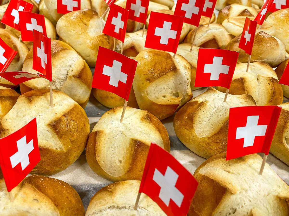 WAISCH_'s tweet photo. Wir könnten jetzt zur Lobeshymne auf die Schweiz ansetzen – aber eigentlich freuen wir uns einfach über einen freien Tag 🎉
Bei WAISCH überlassen wir die Festreden dieses Jahr der politischen Prominenz und wünschen schlicht und einfach: Einen schönen 1. August! 🇨🇭
#1august https://t.co/yWPYXSjb4s