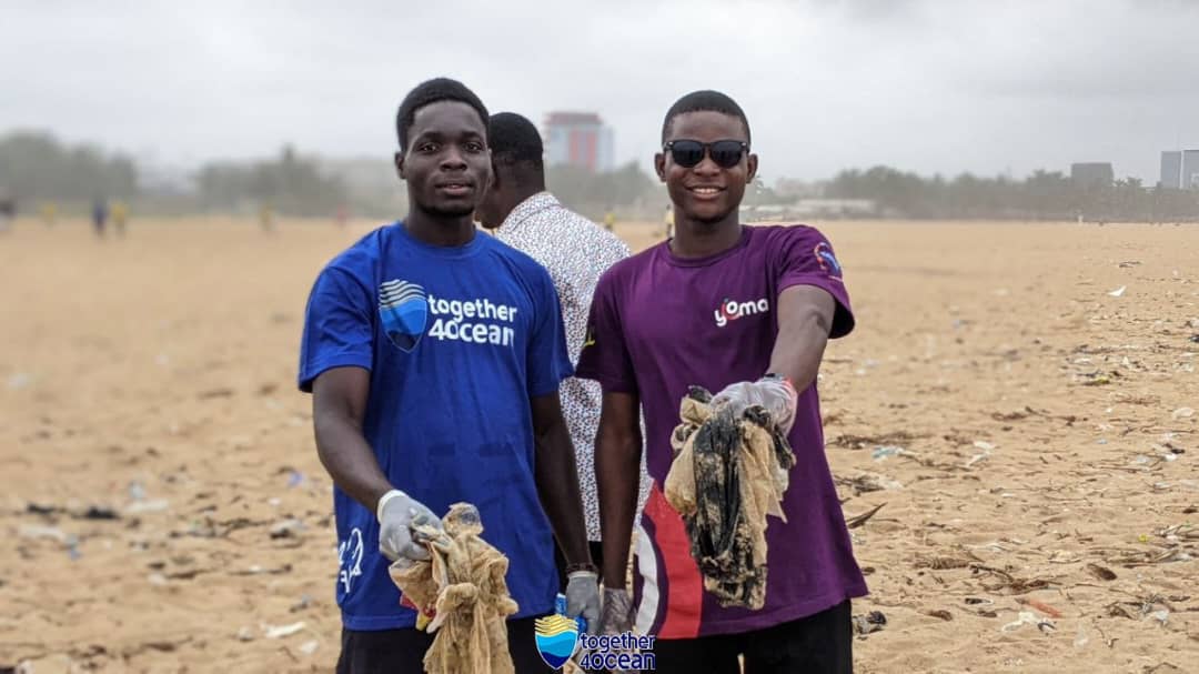 ahougnan_p's tweet photo. We said "NO" to plastic pollution on our beaches! Guided by #AJECC for #TOGETHER4OCEAN, young people showed their determination to protect our ecosystem. Together, we're building a greener, more sustainable future. #YouthAction #HealthyEnvironment. https://t.co/J1AznfoKIB