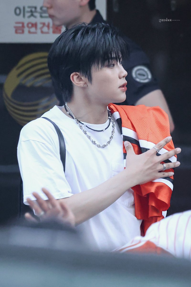 110gunshot's tweet photo. 230721 뮤뱅 퇴근 ︻╦̵̵═╤─🖤

#박건욱 #건욱 #PARKGUNWOOK #GUNWOOK #제로베이스원 #제베원 #ZEROBASEONE #ZB1 https://t.co/9mYPl0oO78