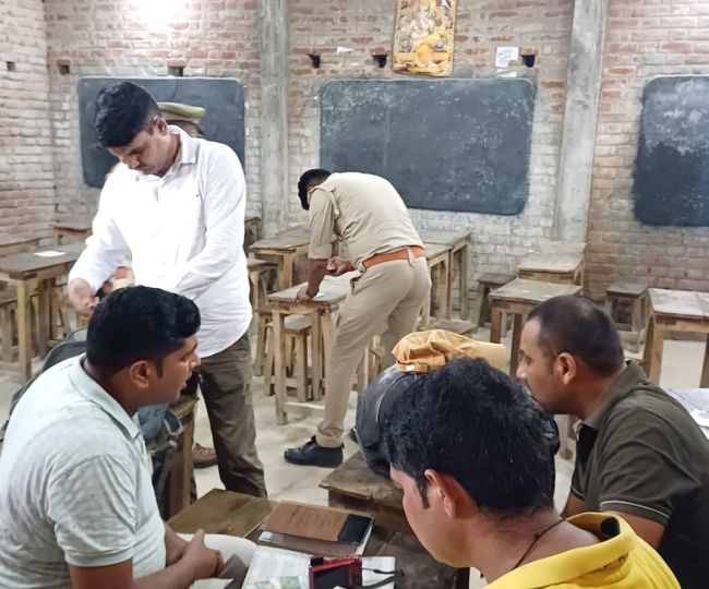 deshhit_news's tweet photo. #classroom  में हुई बहस, क्लासमेट ने चाकू से की हत्या  
  सूत्रों के मुताबिक घटना कानपुर की है !

#KanpurNews #Crime
#uttrpardesh https://t.co/8uXB42uwuM