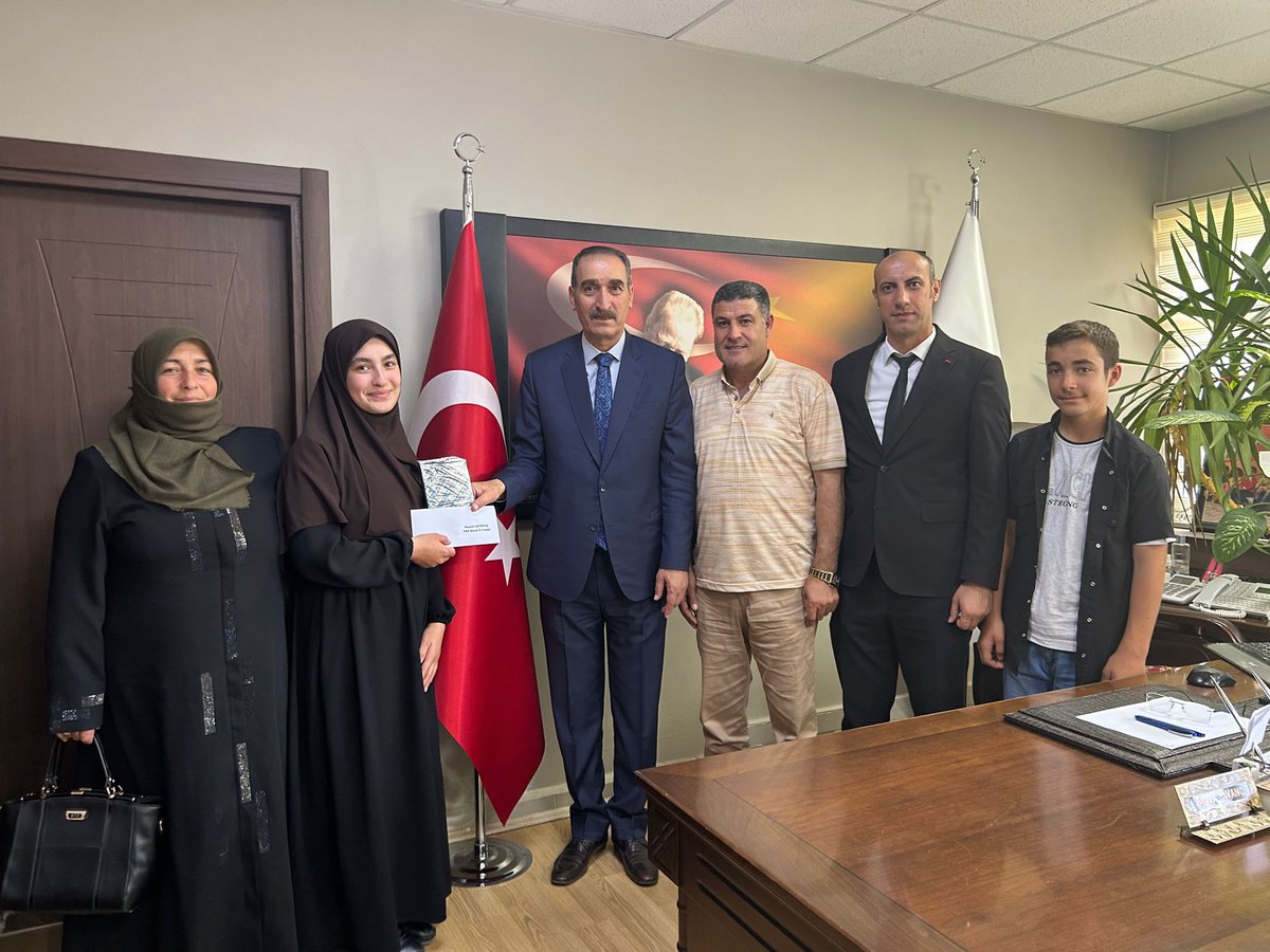 MusMilliEgitim1's tweet photo. İl Millî Eğitim Müdürümüz Sn. Enver KIVANÇ, ilimiz Şehit Davut Karaçam Kız AİHL öğrencilerimizden YKS Eşit Ağırlık İl Birincisi Hayrunnisa KARADOĞAN ve YKS Sözel İl Birincisi Nesrin ÇETİNTAŞ’ı aileleri beraberinde makamında ağırladı ve öğrencilerimizi tebrik ederek ödüllendirdi. https://t.co/FG1bqXvoVx