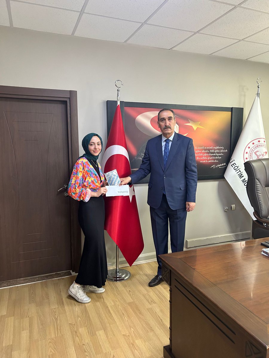 MusMilliEgitim1's tweet photo. İl Millî Eğitim Müdürümüz Sn. Enver KIVANÇ, ilimiz Şehit Davut Karaçam Kız AİHL öğrencilerimizden YKS Eşit Ağırlık İl Birincisi Hayrunnisa KARADOĞAN ve YKS Sözel İl Birincisi Nesrin ÇETİNTAŞ’ı aileleri beraberinde makamında ağırladı ve öğrencilerimizi tebrik ederek ödüllendirdi. https://t.co/FG1bqXvoVx
