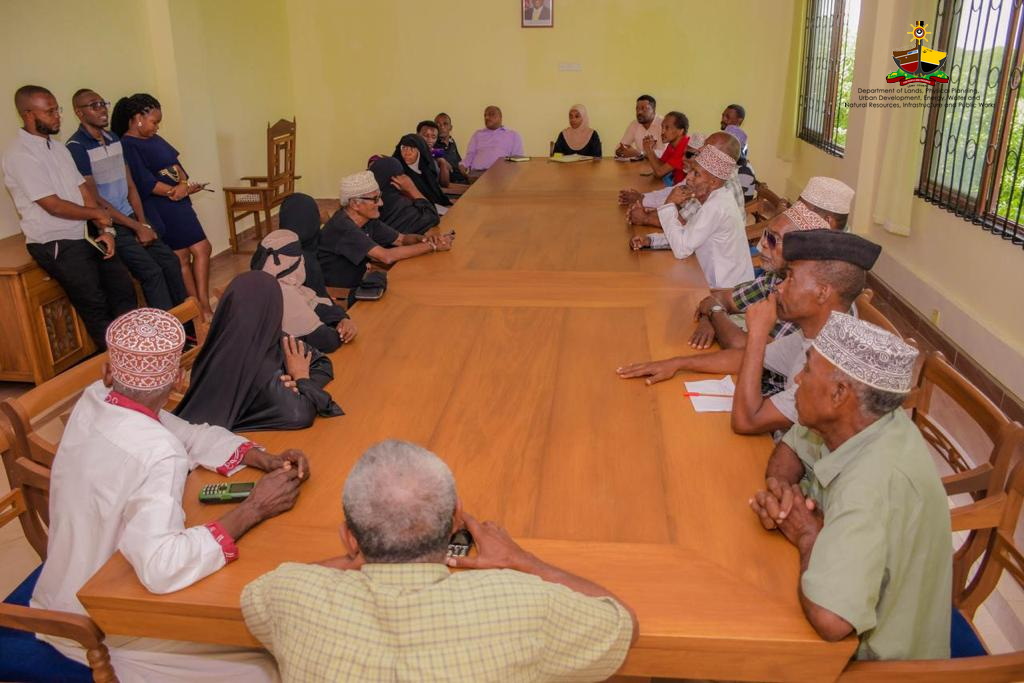 TashrifaAbubak2's tweet photo. 🌟 Together, we're unlocking opportunities for progress, ensuring equitable development, and ensuring the voices of our cherished communities are heard! 🗣️💪 #CommunityPower #CountyProgress #Empowerment #TogetherWeThrive 🌳 https://t.co/KR5buEn2kU