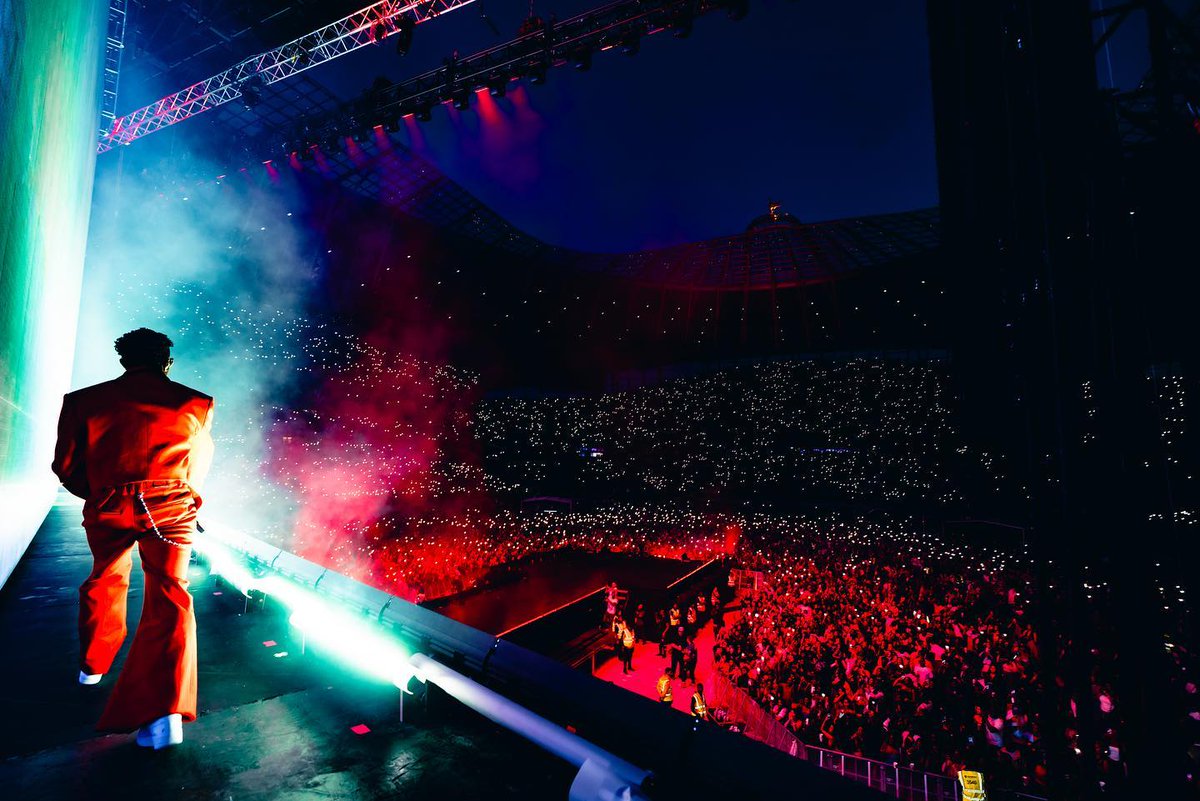 TalkMEDIA_ent's tweet photo. Photos from @wizkidayo SOLD OUT Concert at Tottenham Stadium, London @SpursOfficial 

Big Wiz is the 1st African act to Sell out the Stadium and also the African artiste with the largest show audience in the UK.  
July 29th was a blessing

#WizkidxTottenhamStadium https://t.co/tiR2wKCG6i